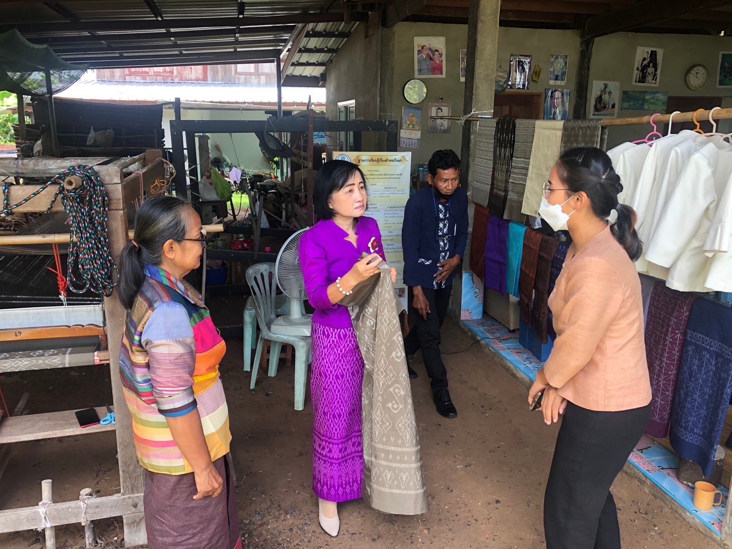 พช.ยโสธร ลงพื้นที่ติดตามการขยายผลการทอผ้าในการเตรียมความพร้อมการประกวด ลายผ้าพระราชทาน ในพื้นที่ อำเภอมหาชนะชัย จังหวัดยโสธร