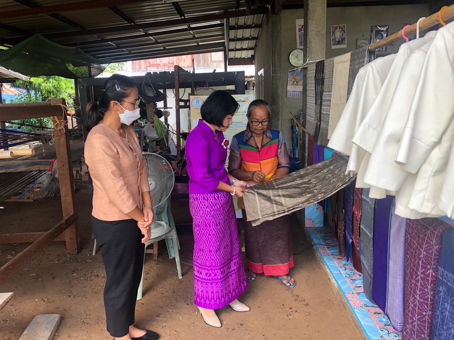 พช.ยโสธร ลงพื้นที่ติดตามการขยายผลการทอผ้าในการเตรียมความพร้อมการประกวด ลายผ้าพระราชทาน ในพื้นที่ อำเภอมหาชนะชัย จังหวัดยโสธร