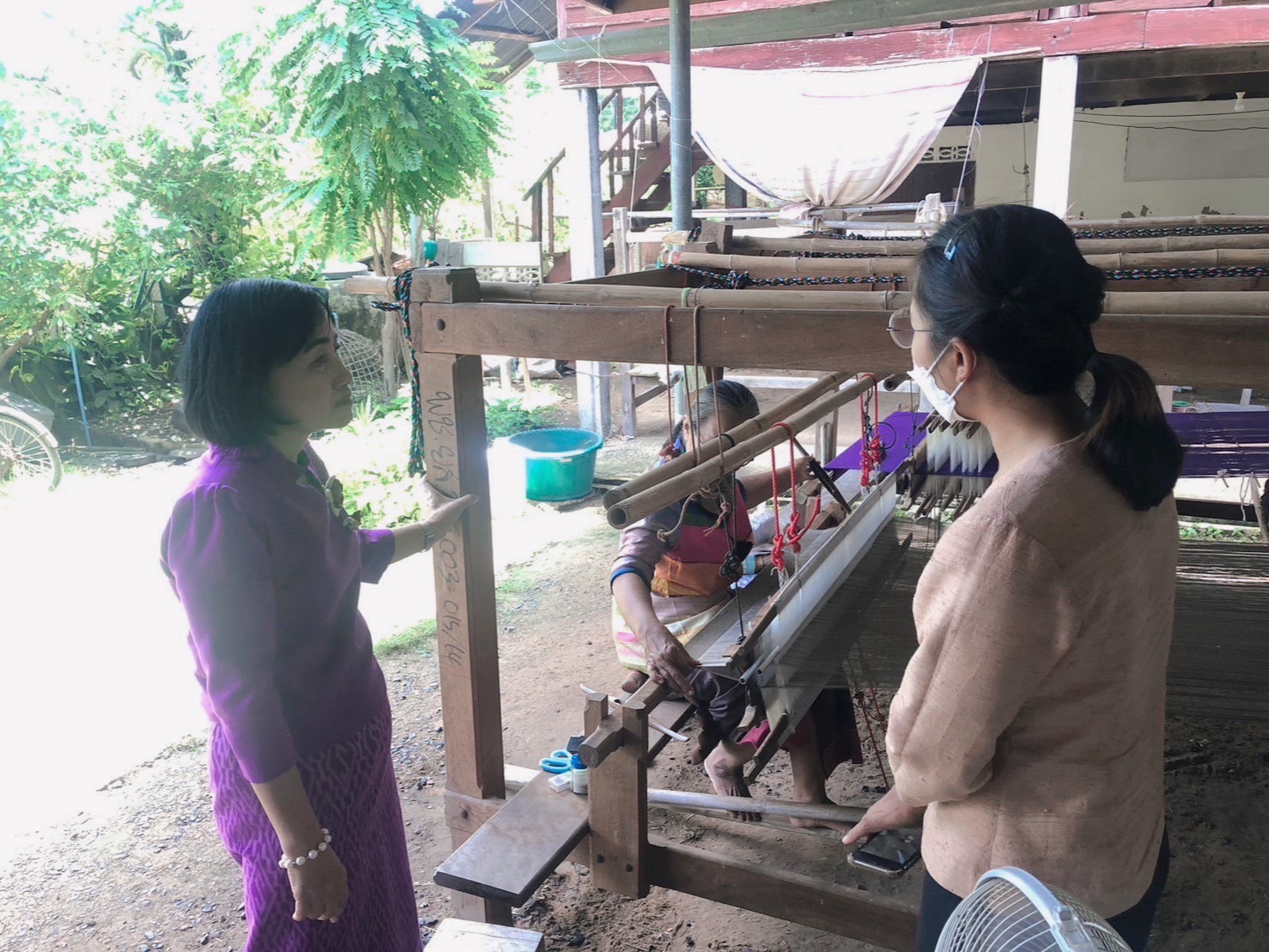 พช.ยโสธร ลงพื้นที่ติดตามการขยายผลการทอผ้าในการเตรียมความพร้อมการประกวด ลายผ้าพระราชทาน ในพื้นที่ อำเภอมหาชนะชัย จังหวัดยโสธร