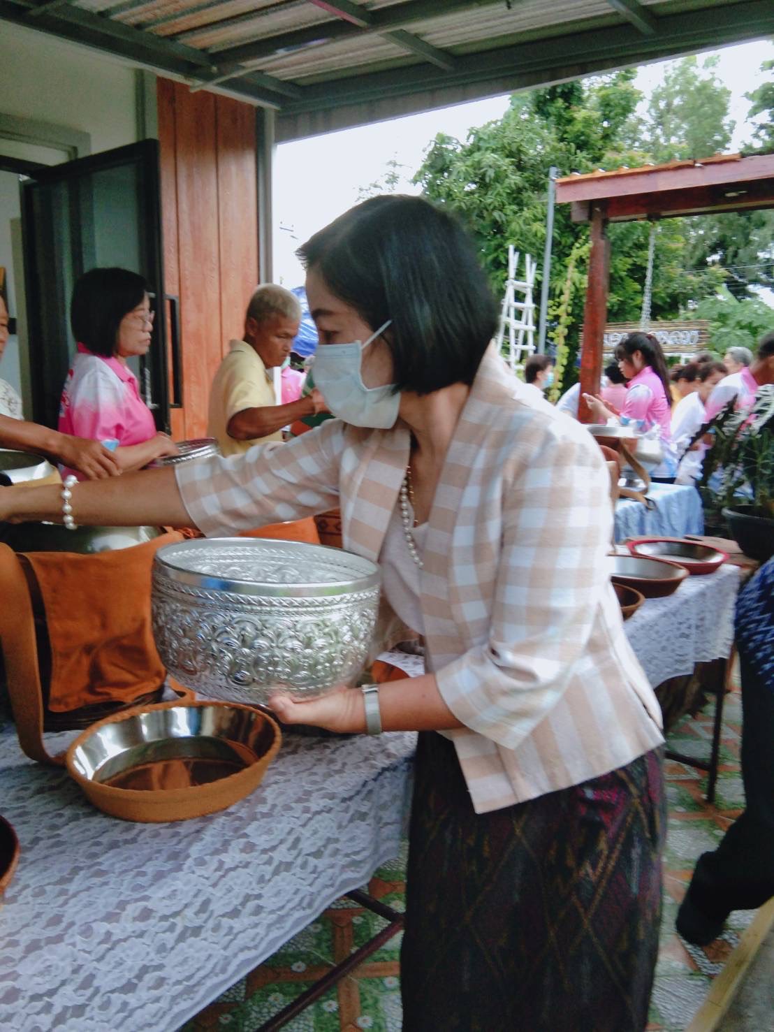 พช.ยโสธร ร่วมกิจกรรมทำบุญตักบาตร ปลูกตันไม้ อนุรักษ์ดิน และรณรงค์สร้าง การตระหนักรู้ ฟื้นฟู อนุรักษ์ทรัพยากรดินเนื่องในโอกาสวันดินโลก (5 ธันวาคมของทุกปี) อำเภอเมืองยโสธร จังหวัดยโสธร