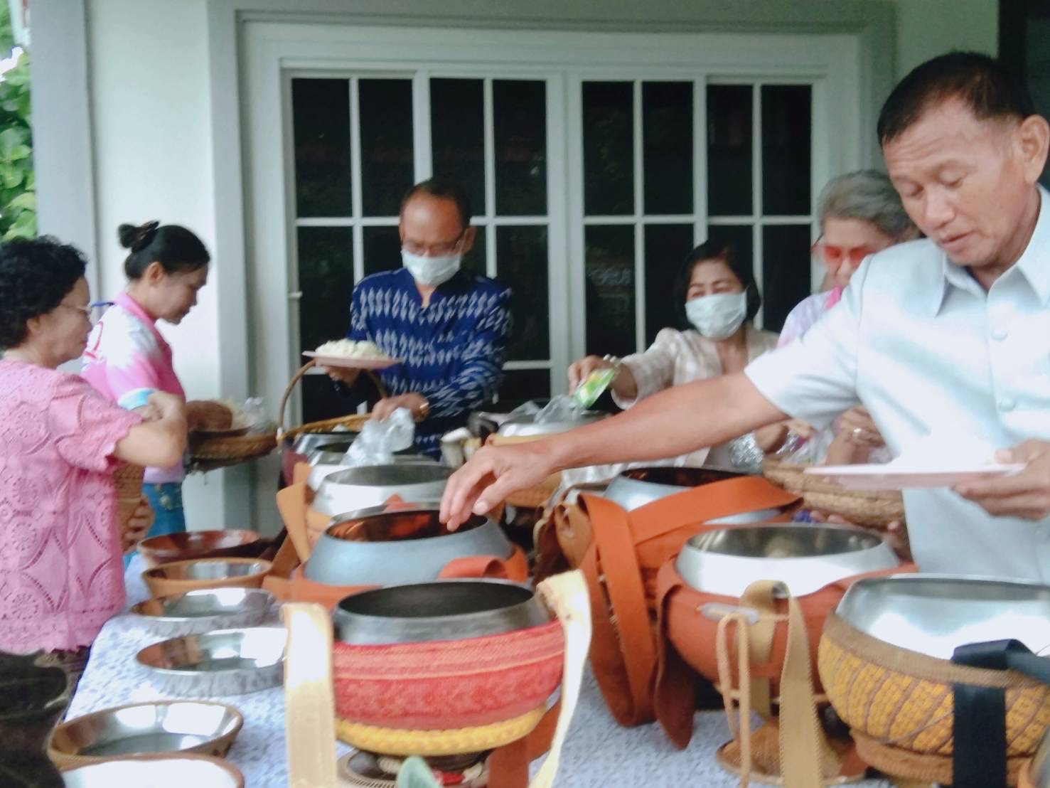 พช.ยโสธร ร่วมกิจกรรมทำบุญตักบาตร ปลูกตันไม้ อนุรักษ์ดิน และรณรงค์สร้าง การตระหนักรู้ ฟื้นฟู อนุรักษ์ทรัพยากรดินเนื่องในโอกาสวันดินโลก (5 ธันวาคมของทุกปี) อำเภอเมืองยโสธร จังหวัดยโสธร