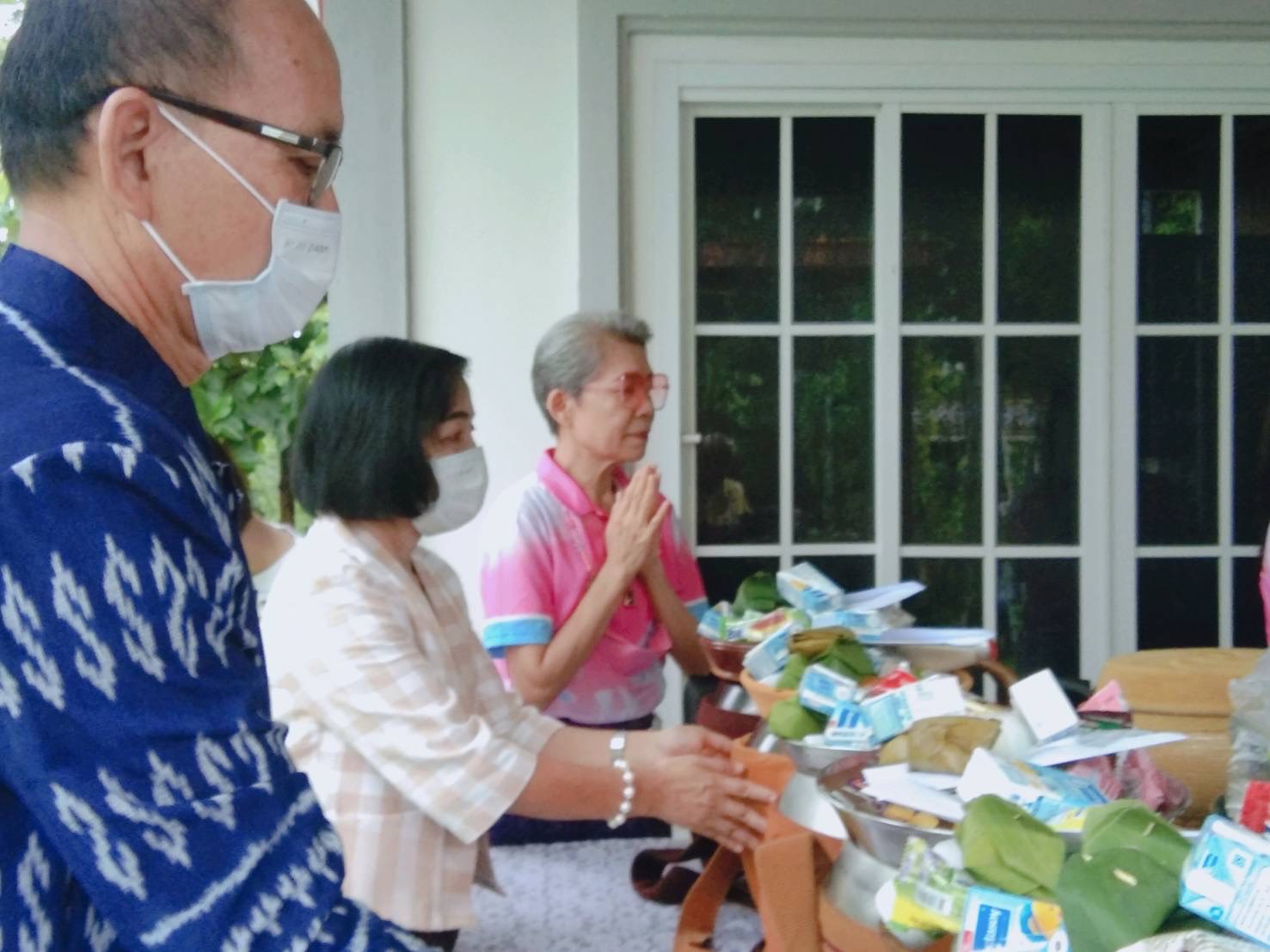 พช.ยโสธร ร่วมกิจกรรมทำบุญตักบาตร ปลูกตันไม้ อนุรักษ์ดิน และรณรงค์สร้าง การตระหนักรู้ ฟื้นฟู อนุรักษ์ทรัพยากรดินเนื่องในโอกาสวันดินโลก (5 ธันวาคมของทุกปี) อำเภอเมืองยโสธร จังหวัดยโสธร