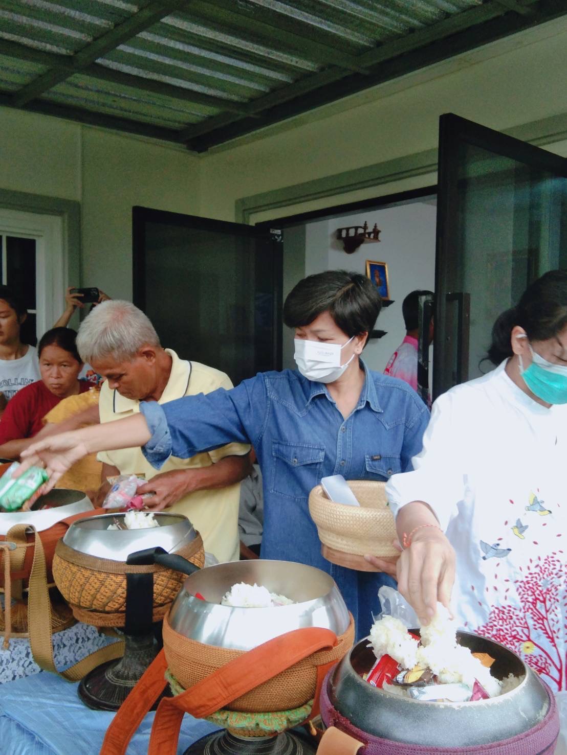 พช.ยโสธร ร่วมกิจกรรมทำบุญตักบาตร ปลูกตันไม้ อนุรักษ์ดิน และรณรงค์สร้าง การตระหนักรู้ ฟื้นฟู อนุรักษ์ทรัพยากรดินเนื่องในโอกาสวันดินโลก (5 ธันวาคมของทุกปี) อำเภอเมืองยโสธร จังหวัดยโสธร