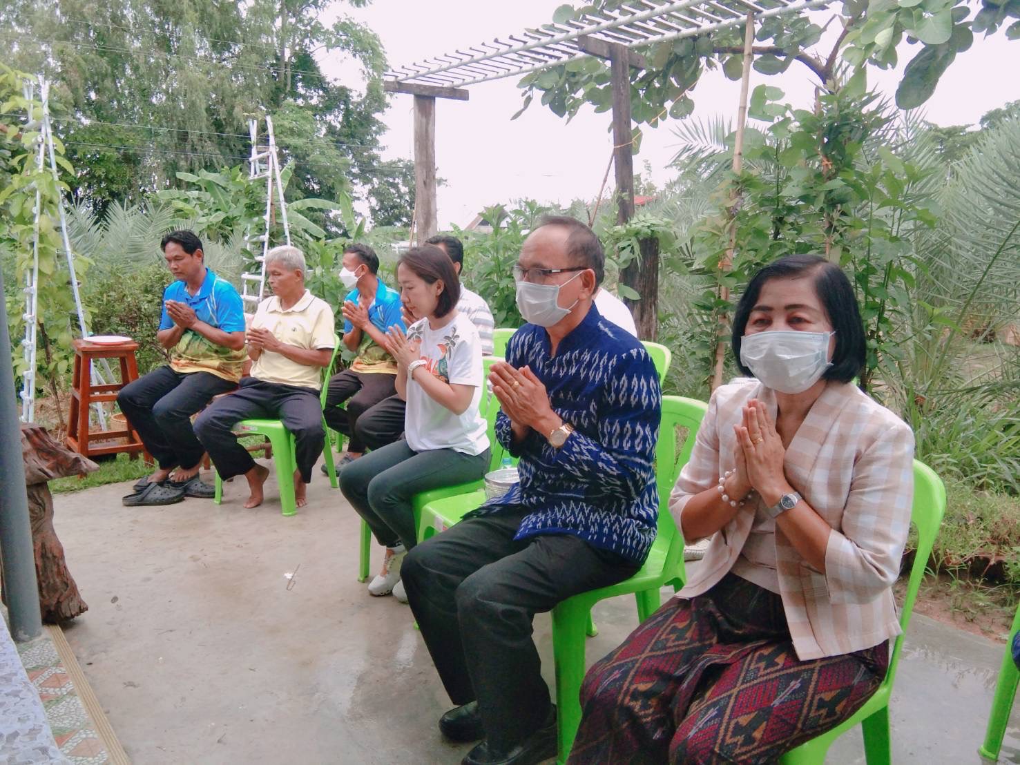 พช.ยโสธร ร่วมกิจกรรมทำบุญตักบาตร ปลูกตันไม้ อนุรักษ์ดิน และรณรงค์สร้าง การตระหนักรู้ ฟื้นฟู อนุรักษ์ทรัพยากรดินเนื่องในโอกาสวันดินโลก (5 ธันวาคมของทุกปี) อำเภอเมืองยโสธร จังหวัดยโสธร