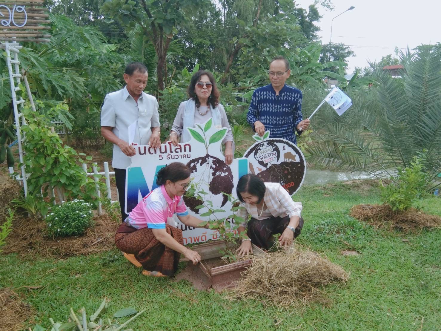 พช.ยโสธร ร่วมกิจกรรมทำบุญตักบาตร ปลูกตันไม้ อนุรักษ์ดิน และรณรงค์สร้าง การตระหนักรู้ ฟื้นฟู อนุรักษ์ทรัพยากรดินเนื่องในโอกาสวันดินโลก (5 ธันวาคมของทุกปี) อำเภอเมืองยโสธร จังหวัดยโสธร