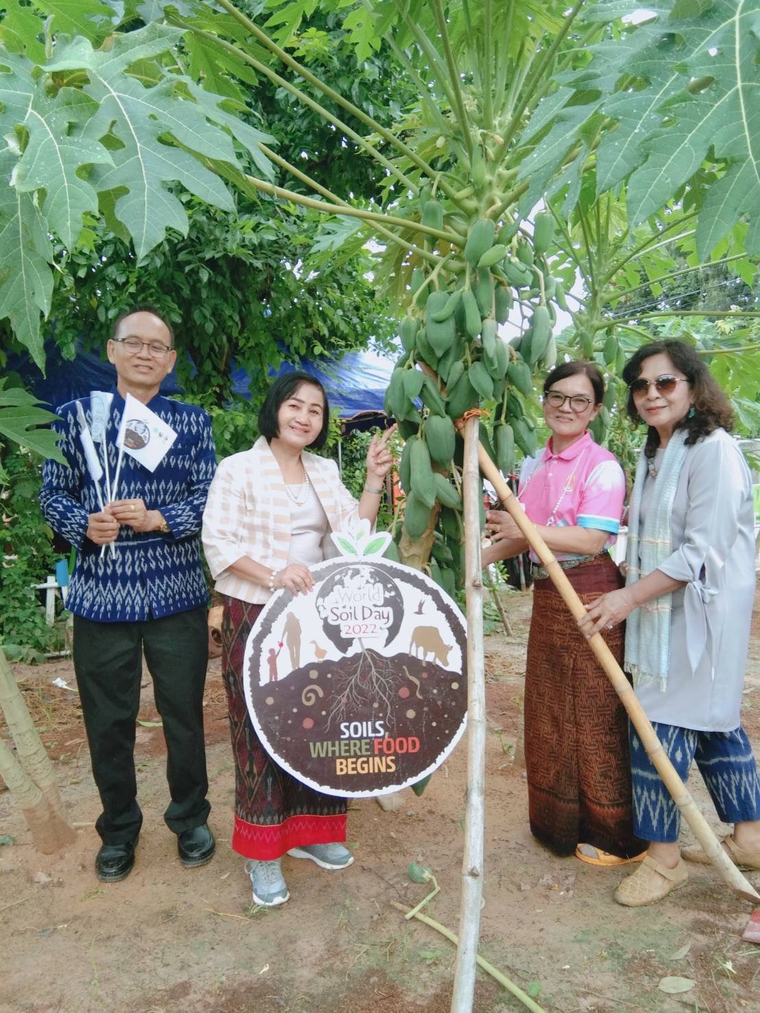 พช.ยโสธร ร่วมกิจกรรมทำบุญตักบาตร ปลูกตันไม้ อนุรักษ์ดิน และรณรงค์สร้าง การตระหนักรู้ ฟื้นฟู อนุรักษ์ทรัพยากรดินเนื่องในโอกาสวันดินโลก (5 ธันวาคมของทุกปี) อำเภอเมืองยโสธร จังหวัดยโสธร