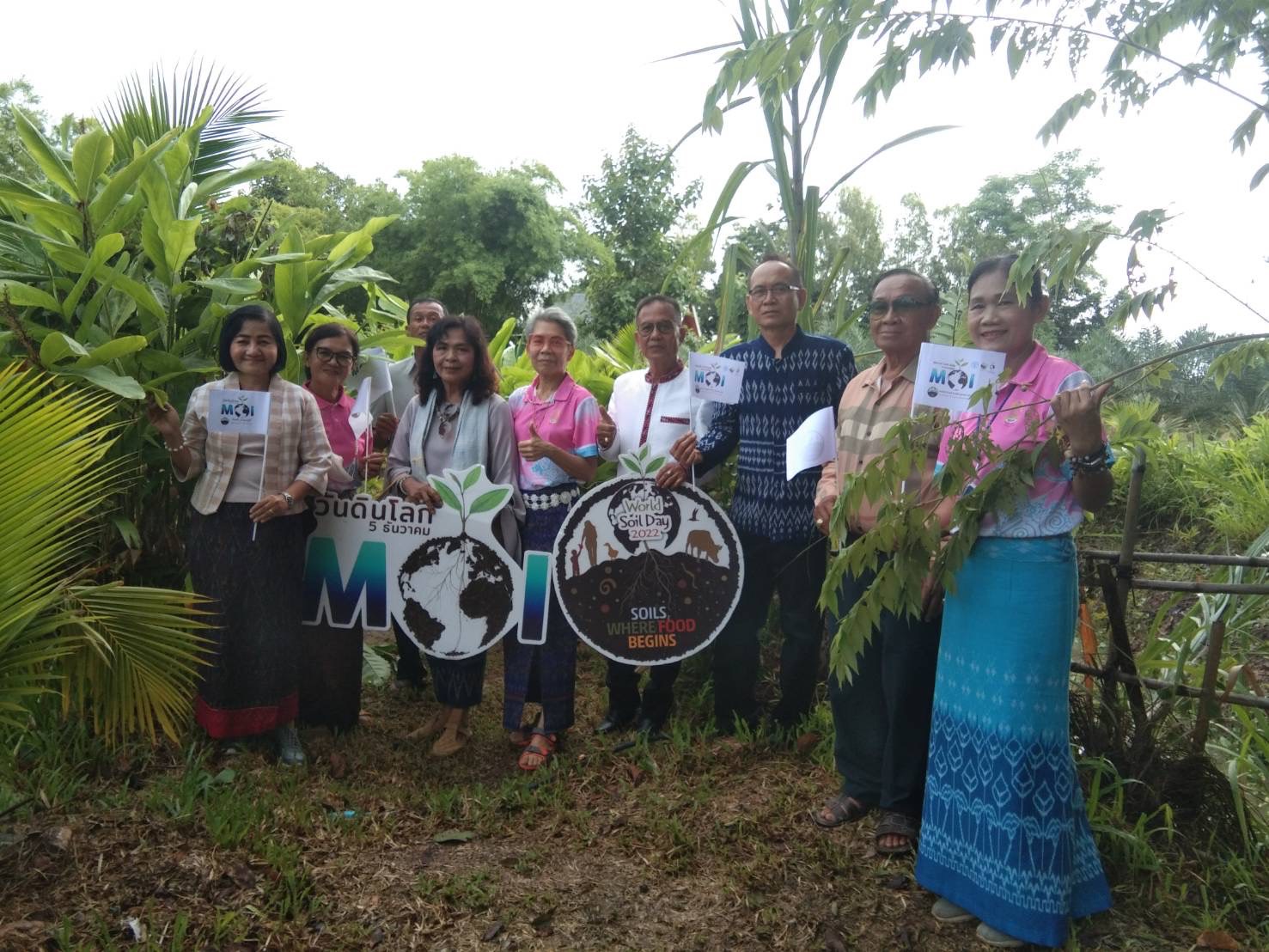 พช.ยโสธร ร่วมกิจกรรมทำบุญตักบาตร ปลูกตันไม้ อนุรักษ์ดิน และรณรงค์สร้าง การตระหนักรู้ ฟื้นฟู อนุรักษ์ทรัพยากรดินเนื่องในโอกาสวันดินโลก (5 ธันวาคมของทุกปี) อำเภอเมืองยโสธร จังหวัดยโสธร