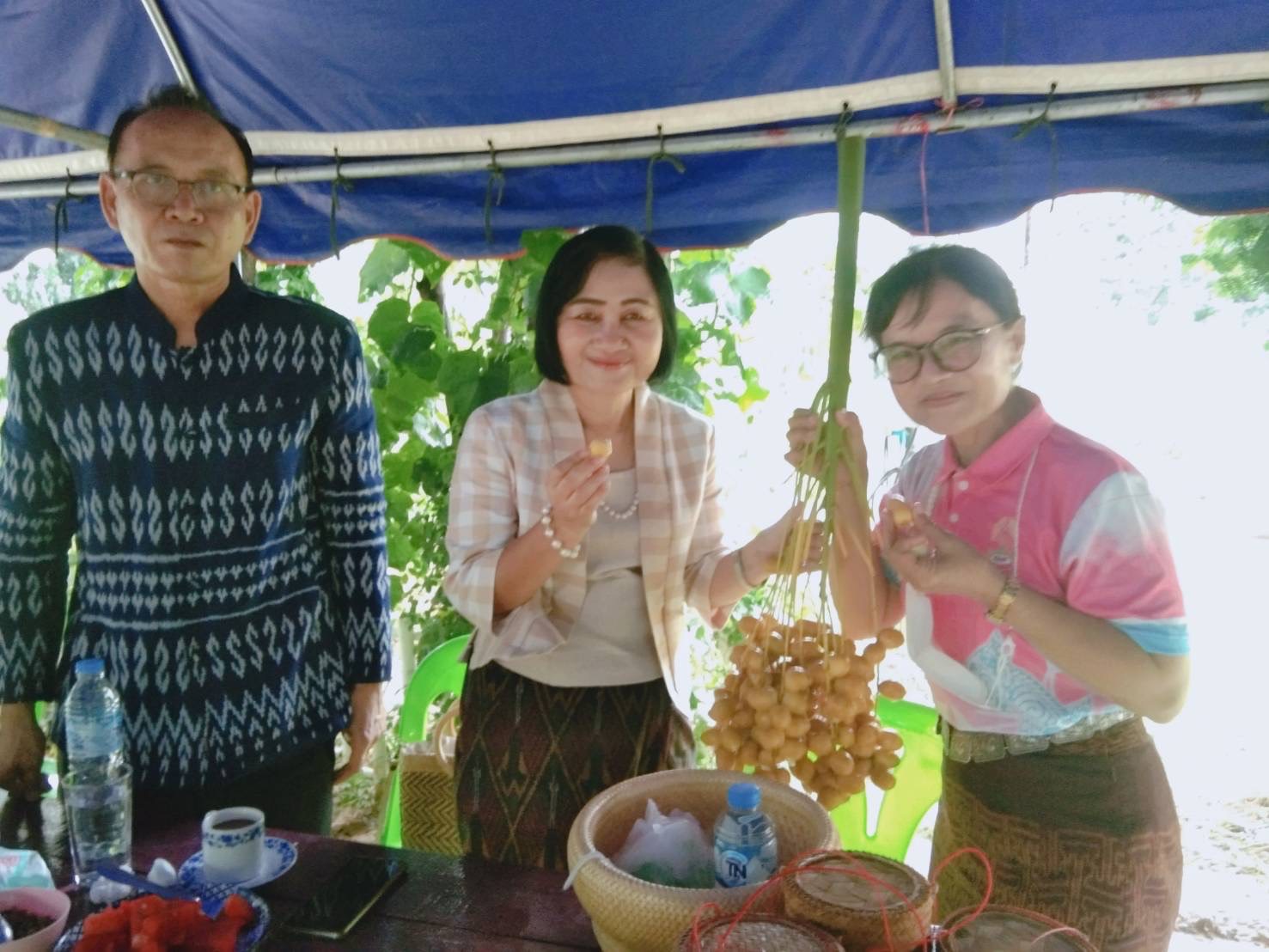 พช.ยโสธร ร่วมกิจกรรมทำบุญตักบาตร ปลูกตันไม้ อนุรักษ์ดิน และรณรงค์สร้าง การตระหนักรู้ ฟื้นฟู อนุรักษ์ทรัพยากรดินเนื่องในโอกาสวันดินโลก (5 ธันวาคมของทุกปี) อำเภอเมืองยโสธร จังหวัดยโสธร
