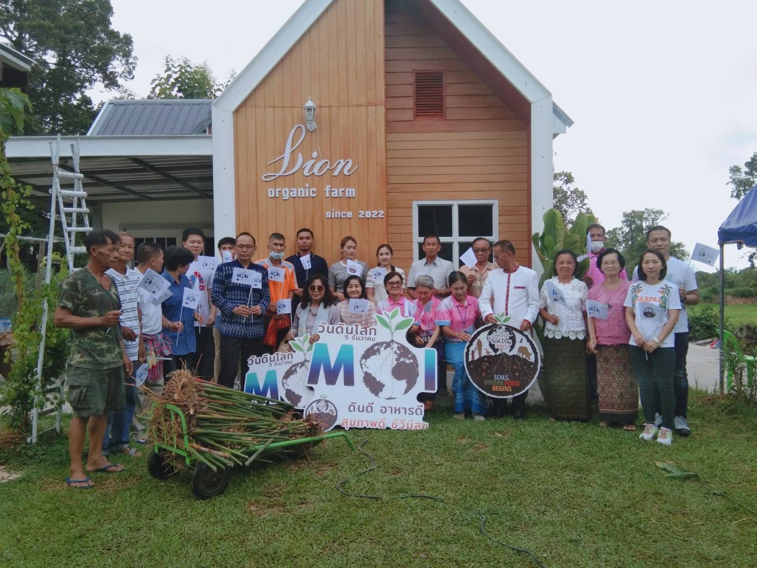 พช.ยโสธร ร่วมกิจกรรมทำบุญตักบาตร ปลูกตันไม้ อนุรักษ์ดิน และรณรงค์สร้าง การตระหนักรู้ ฟื้นฟู อนุรักษ์ทรัพยากรดินเนื่องในโอกาสวันดินโลก (5 ธันวาคมของทุกปี) อำเภอเมืองยโสธร จังหวัดยโสธร