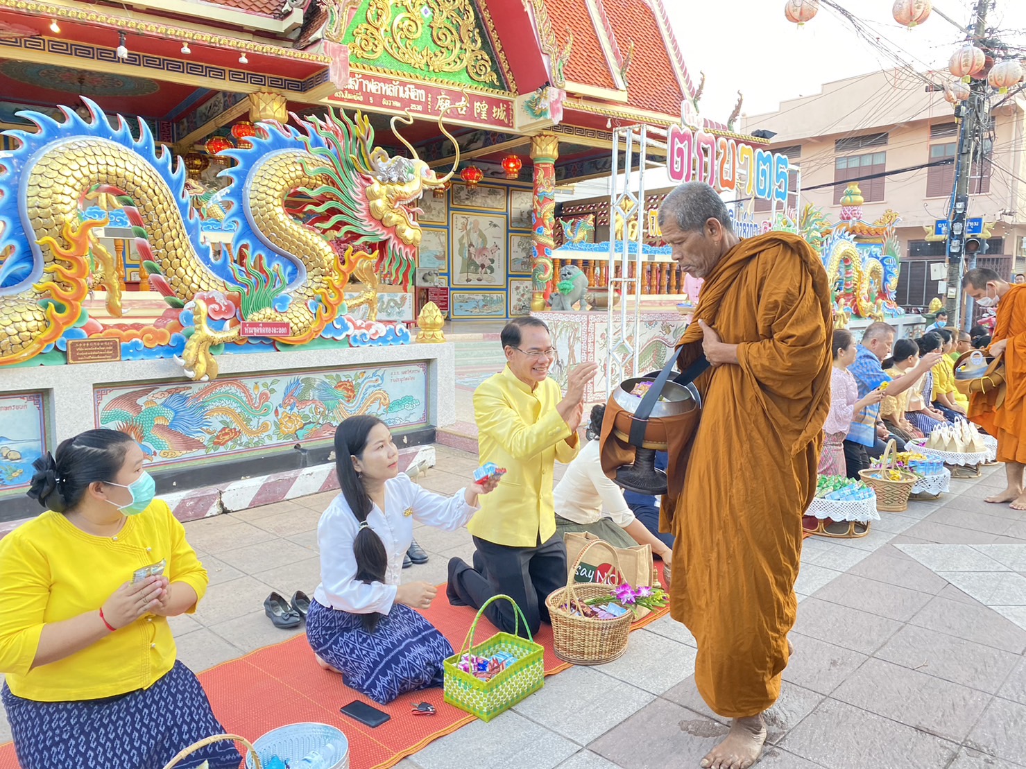 ☘พช.ยโสธรร่วมทำบุญตักบาตรย้อนยุค วิถีถิ่น วิถีไทย ถนนคนเดินยโสธร เมืองเก่าบ้านสิงห์ท่า และร่วมกันสวมใส่ผ้าไทยตามโครงการ “ผ้าไทยใส่ให้สนุก”