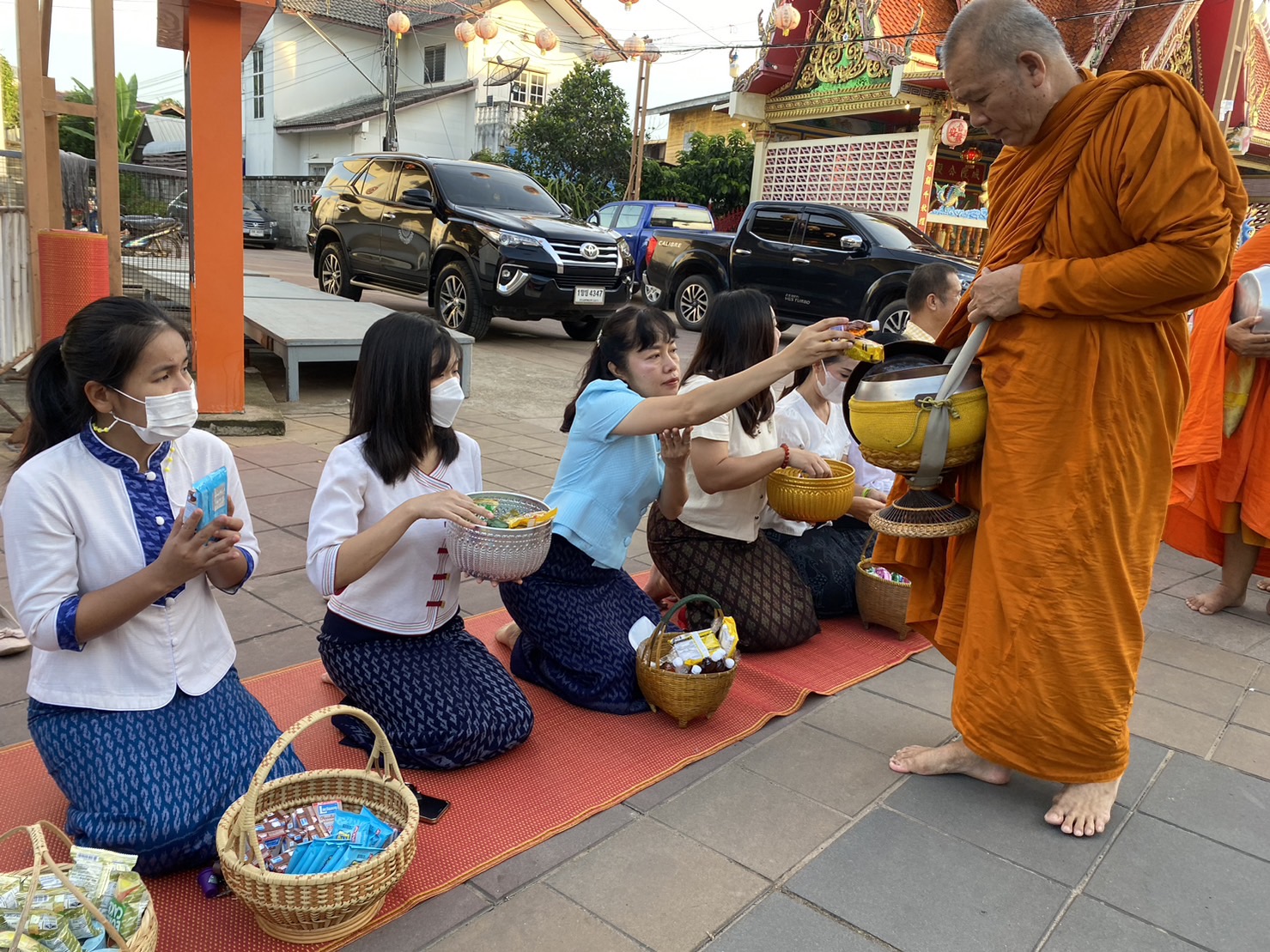 ☘พช.ยโสธรร่วมทำบุญตักบาตรย้อนยุค วิถีถิ่น วิถีไทย ถนนคนเดินยโสธร เมืองเก่าบ้านสิงห์ท่า และร่วมกันสวมใส่ผ้าไทยตามโครงการ “ผ้าไทยใส่ให้สนุก”