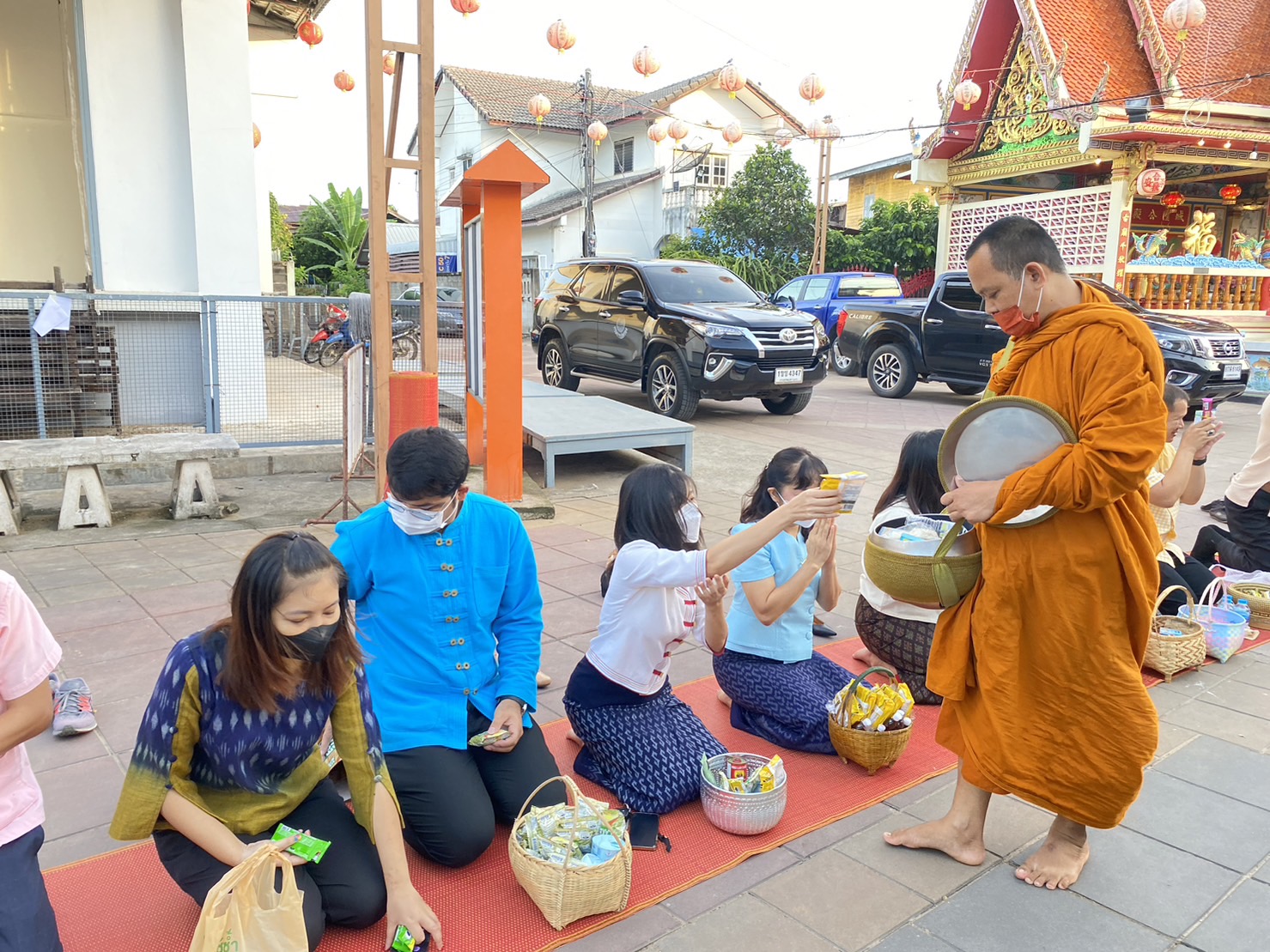 ☘พช.ยโสธรร่วมทำบุญตักบาตรย้อนยุค วิถีถิ่น วิถีไทย ถนนคนเดินยโสธร เมืองเก่าบ้านสิงห์ท่า และร่วมกันสวมใส่ผ้าไทยตามโครงการ “ผ้าไทยใส่ให้สนุก”