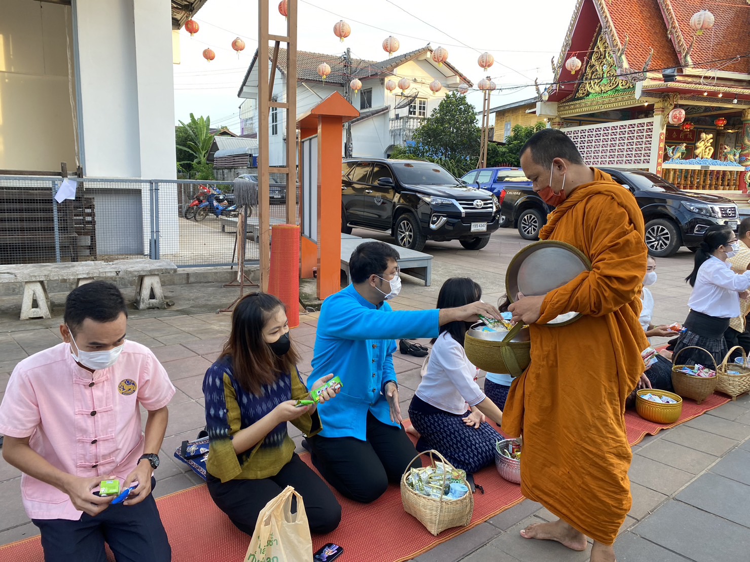 ☘พช.ยโสธรร่วมทำบุญตักบาตรย้อนยุค วิถีถิ่น วิถีไทย ถนนคนเดินยโสธร เมืองเก่าบ้านสิงห์ท่า และร่วมกันสวมใส่ผ้าไทยตามโครงการ “ผ้าไทยใส่ให้สนุก”