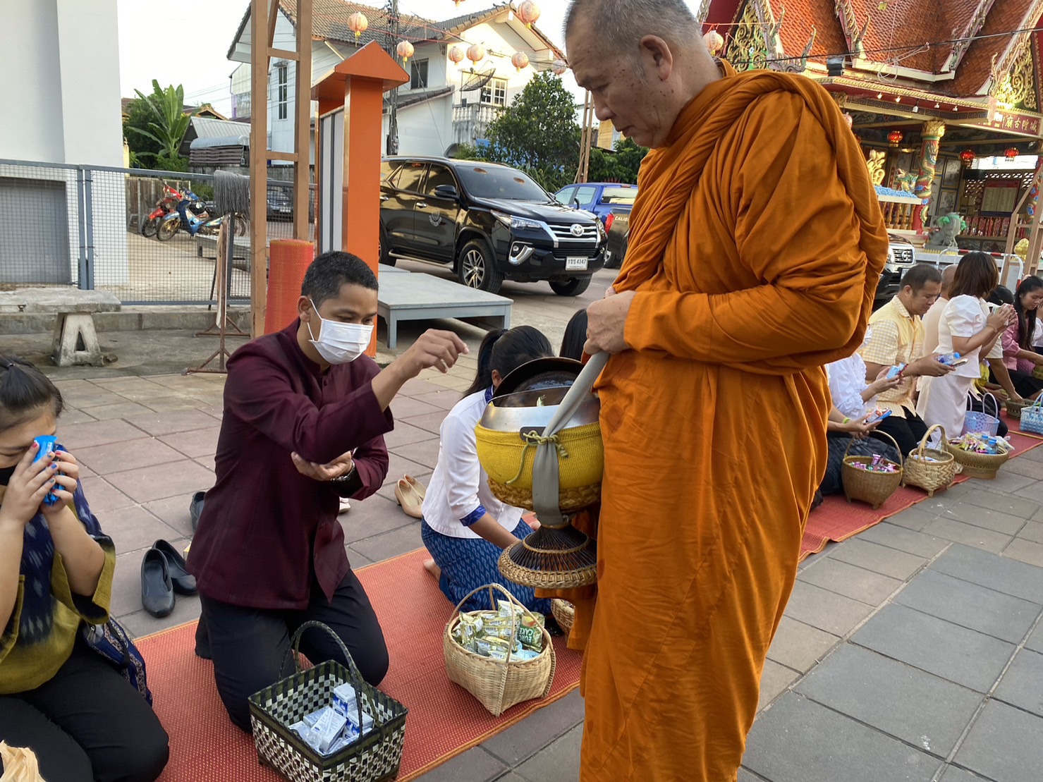☘พช.ยโสธรร่วมทำบุญตักบาตรย้อนยุค วิถีถิ่น วิถีไทย ถนนคนเดินยโสธร เมืองเก่าบ้านสิงห์ท่า และร่วมกันสวมใส่ผ้าไทยตามโครงการ “ผ้าไทยใส่ให้สนุก”
