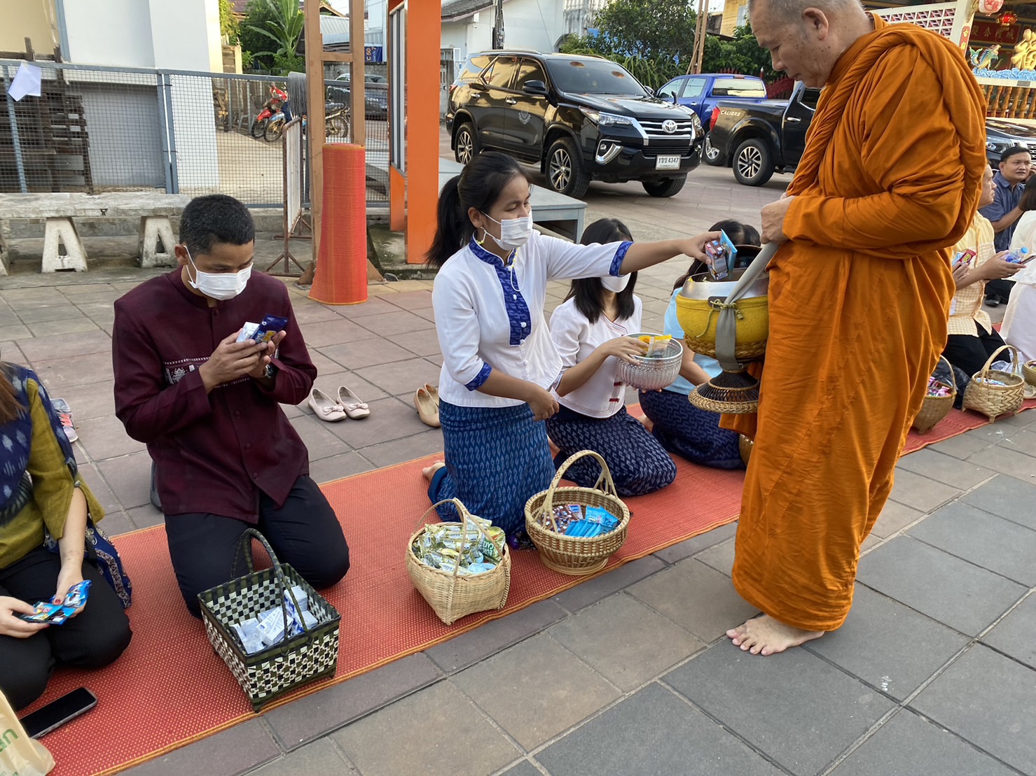☘พช.ยโสธรร่วมทำบุญตักบาตรย้อนยุค วิถีถิ่น วิถีไทย ถนนคนเดินยโสธร เมืองเก่าบ้านสิงห์ท่า และร่วมกันสวมใส่ผ้าไทยตามโครงการ “ผ้าไทยใส่ให้สนุก”