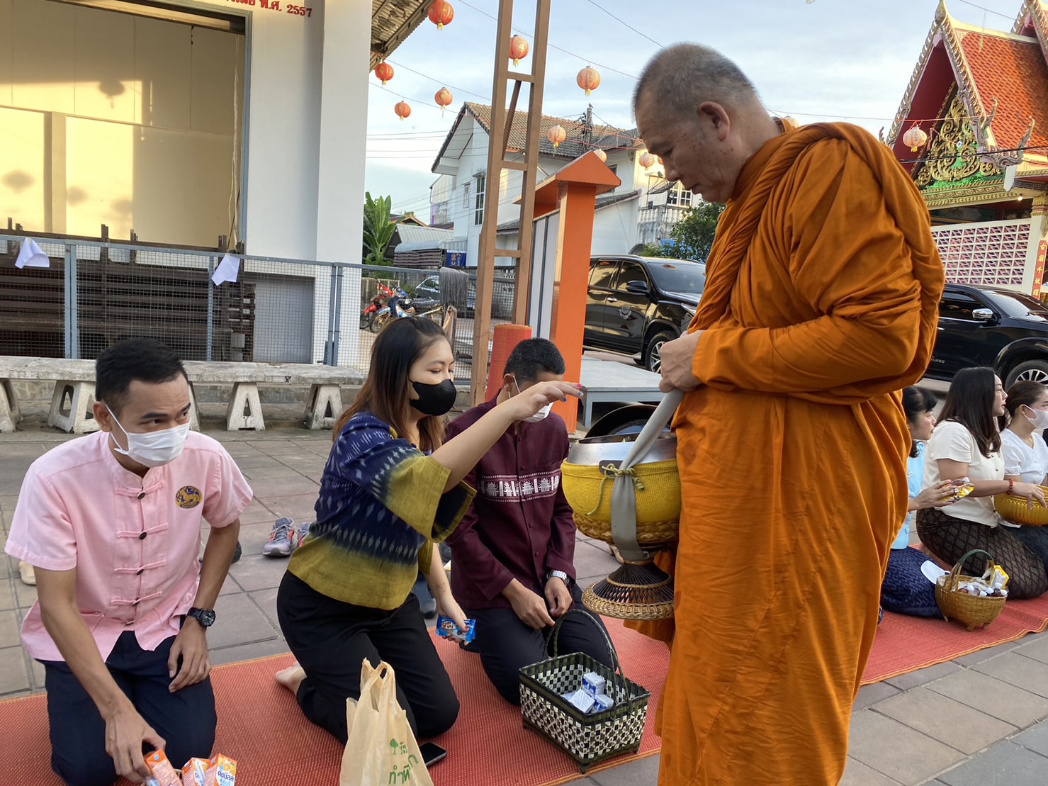 ☘พช.ยโสธรร่วมทำบุญตักบาตรย้อนยุค วิถีถิ่น วิถีไทย ถนนคนเดินยโสธร เมืองเก่าบ้านสิงห์ท่า และร่วมกันสวมใส่ผ้าไทยตามโครงการ “ผ้าไทยใส่ให้สนุก”