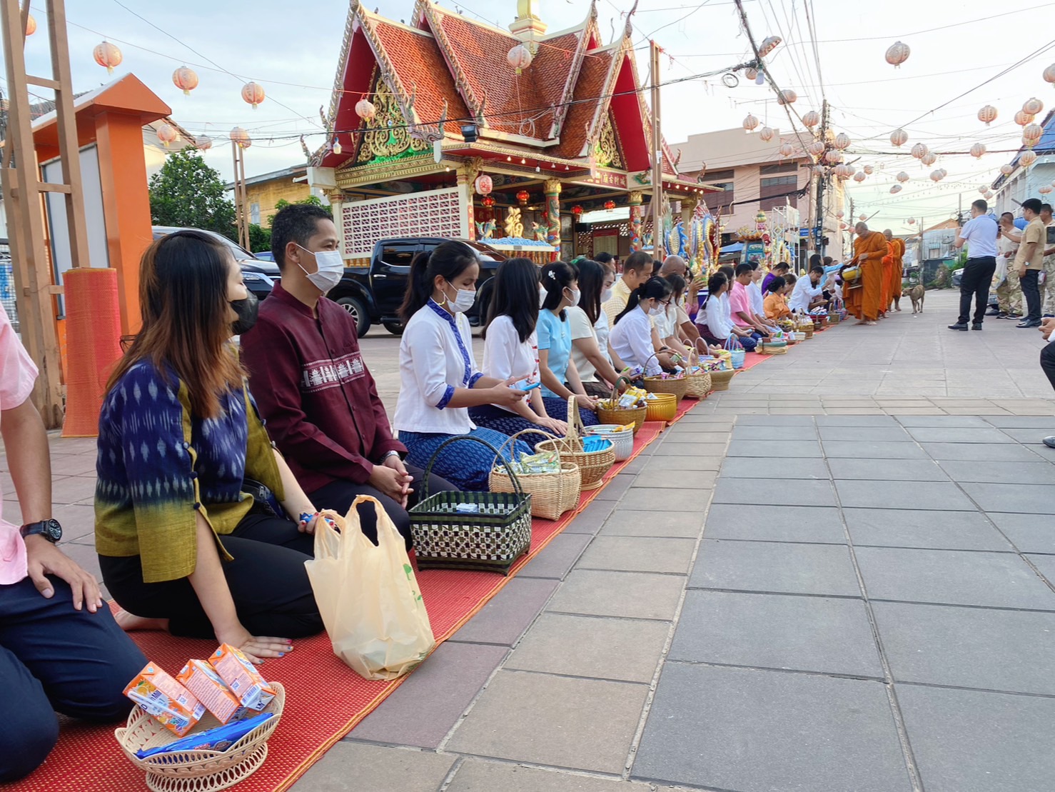 ☘พช.ยโสธรร่วมทำบุญตักบาตรย้อนยุค วิถีถิ่น วิถีไทย ถนนคนเดินยโสธร เมืองเก่าบ้านสิงห์ท่า และร่วมกันสวมใส่ผ้าไทยตามโครงการ “ผ้าไทยใส่ให้สนุก”