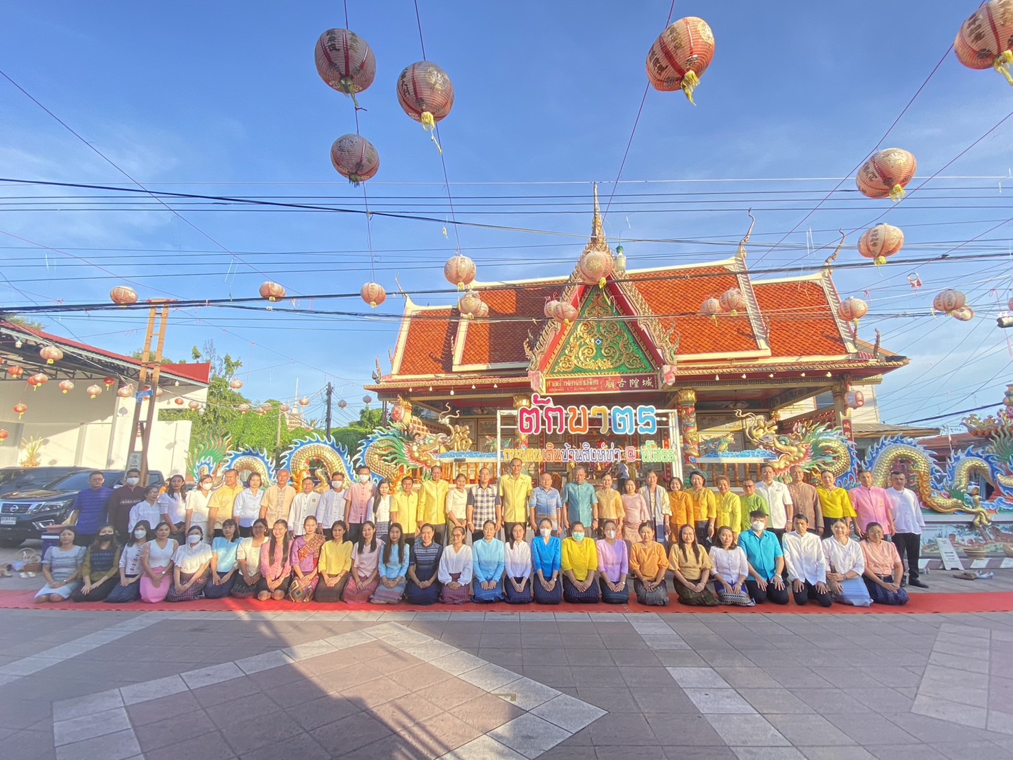 ☘พช.ยโสธรร่วมทำบุญตักบาตรย้อนยุค วิถีถิ่น วิถีไทย ถนนคนเดินยโสธร เมืองเก่าบ้านสิงห์ท่า และร่วมกันสวมใส่ผ้าไทยตามโครงการ “ผ้าไทยใส่ให้สนุก”