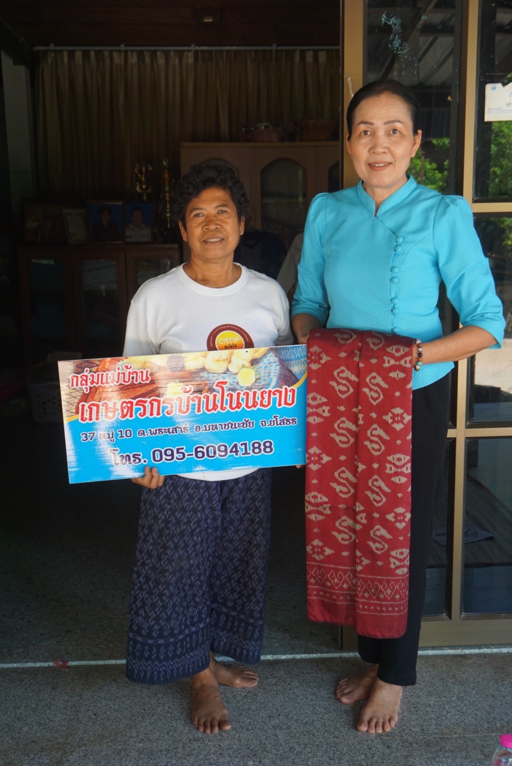 พช.ยโสธร ลงพื้นที่ติดตามการทอผ้าลายพระราชทาน “ลายดอกรักราชกัญญา” เพื่อเตรียมผ้าทอ ในการส่งเข้าประกวด โครงการประกวดผ้าลายพระราชทาน “ผ้าลายดอกรักราชกัญญา”