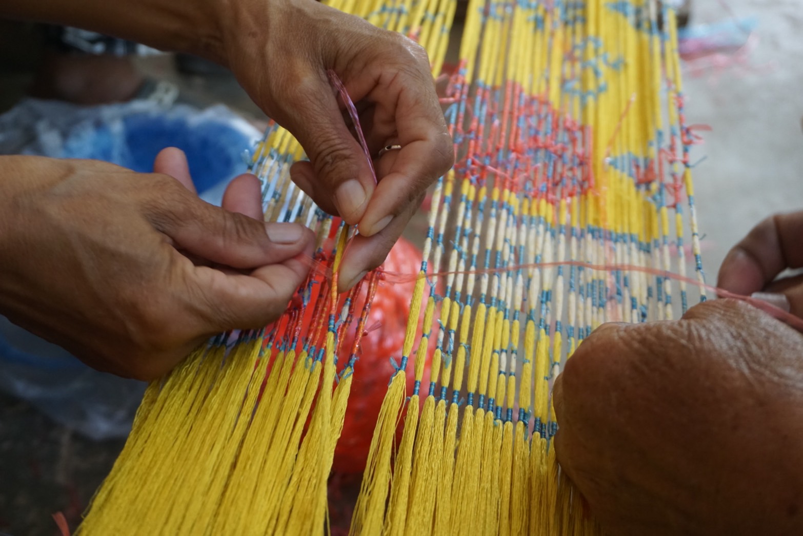 พช.ยโสธร ลงพื้นที่ติดตามการทอผ้าลายพระราชทาน “ลายดอกรักราชกัญญา” เพื่อเตรียมผ้าทอ ในการส่งเข้าประกวด โครงการประกวดผ้าลายพระราชทาน “ผ้าลายดอกรักราชกัญญา”