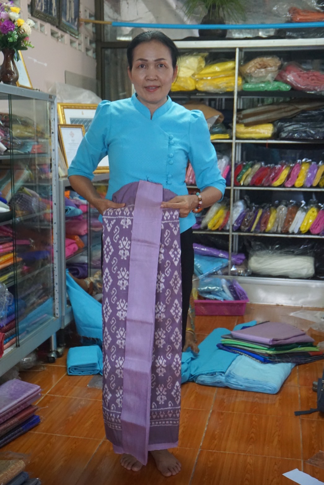 พช.ยโสธร ลงพื้นที่ติดตามการทอผ้าลายพระราชทาน “ลายดอกรักราชกัญญา” เพื่อเตรียมผ้าทอ ในการส่งเข้าประกวด โครงการประกวดผ้าลายพระราชทาน “ผ้าลายดอกรักราชกัญญา”