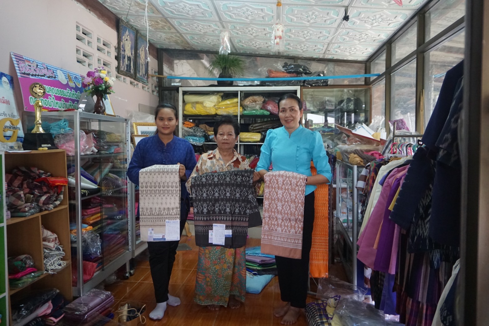 พช.ยโสธร ลงพื้นที่ติดตามการทอผ้าลายพระราชทาน “ลายดอกรักราชกัญญา” เพื่อเตรียมผ้าทอ ในการส่งเข้าประกวด โครงการประกวดผ้าลายพระราชทาน “ผ้าลายดอกรักราชกัญญา”