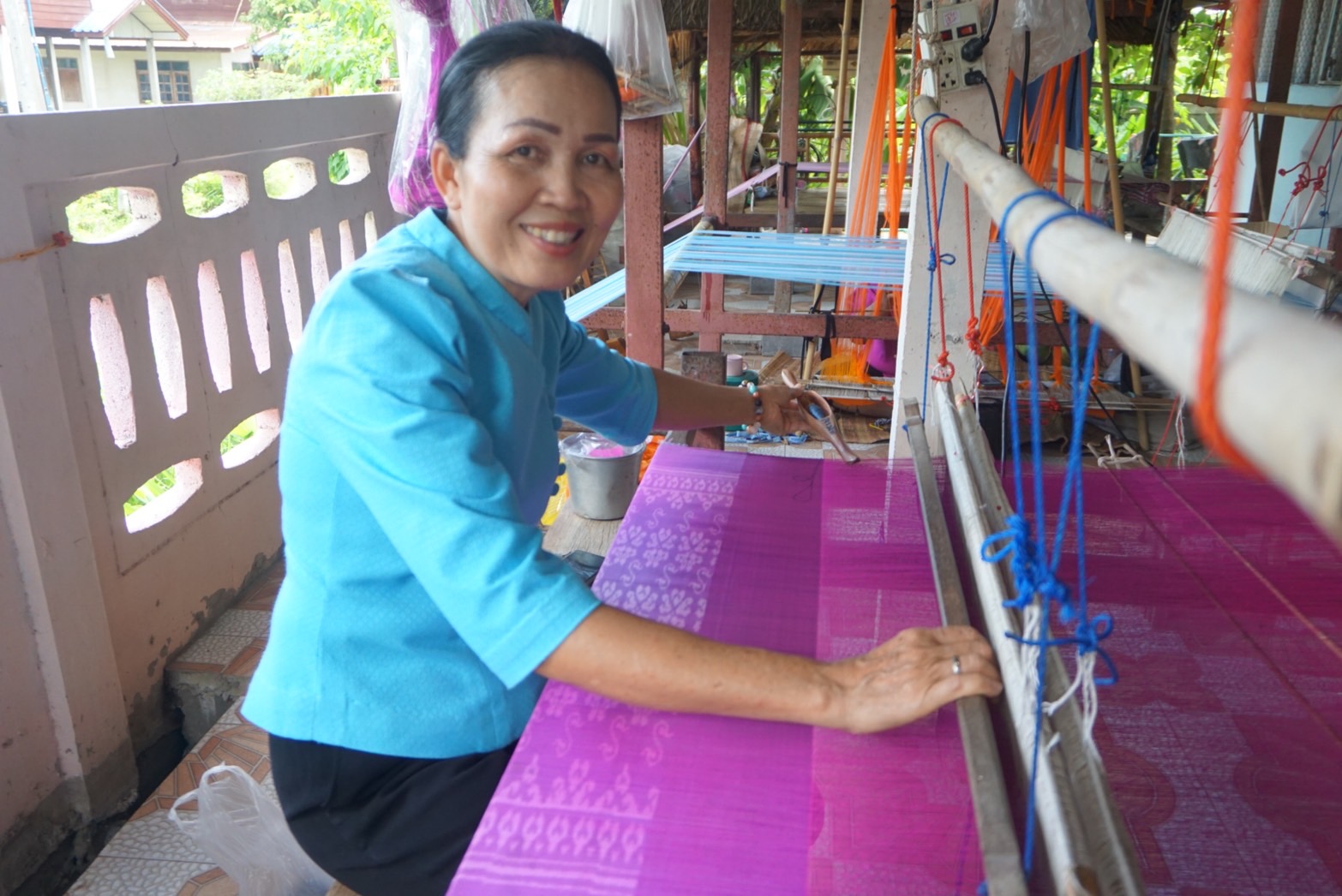 พช.ยโสธร ลงพื้นที่ติดตามการทอผ้าลายพระราชทาน “ลายดอกรักราชกัญญา” เพื่อเตรียมผ้าทอ ในการส่งเข้าประกวด โครงการประกวดผ้าลายพระราชทาน “ผ้าลายดอกรักราชกัญญา”