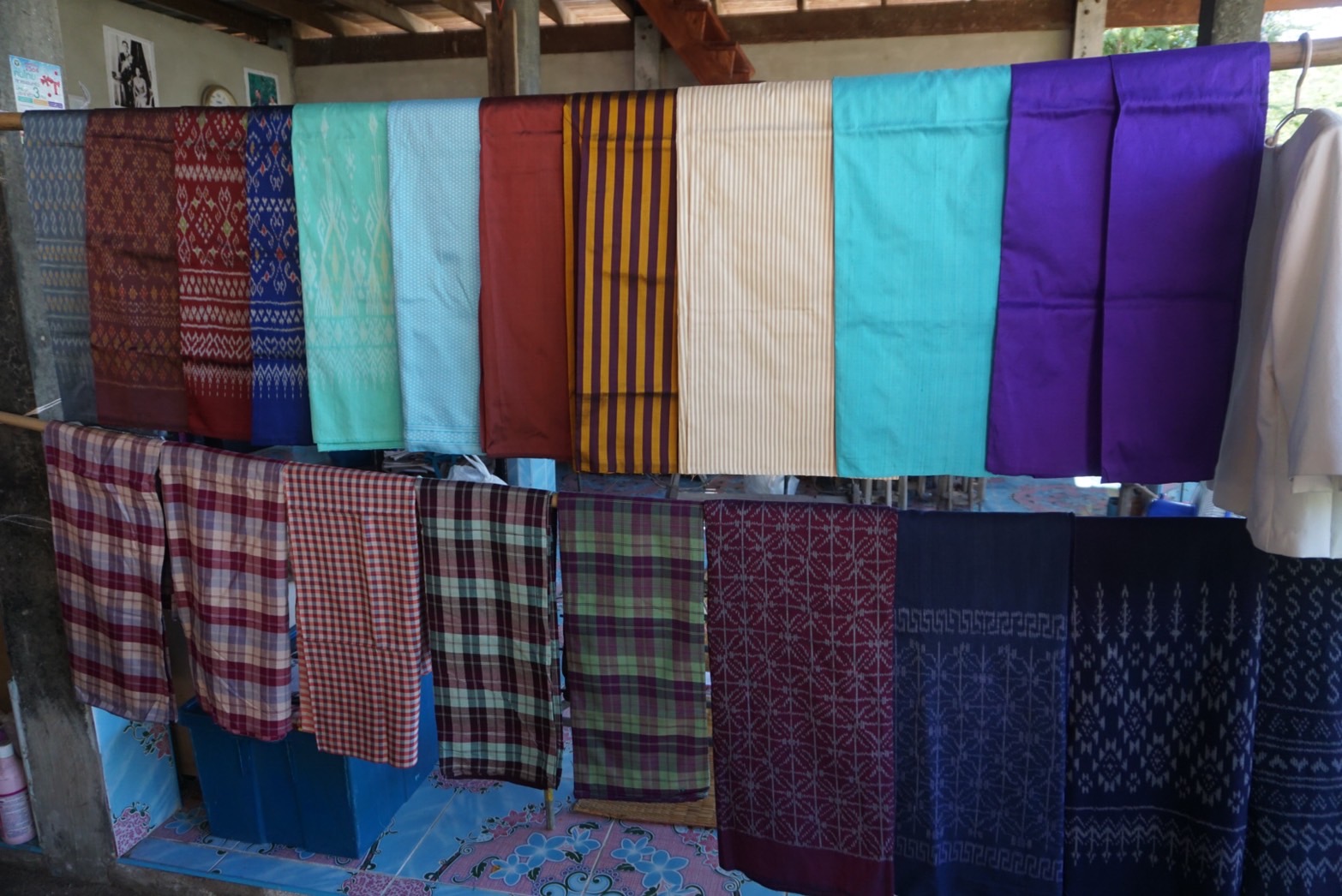 พช.ยโสธร ลงพื้นที่ติดตามการทอผ้าลายพระราชทาน “ลายดอกรักราชกัญญา” เพื่อเตรียมผ้าทอ ในการส่งเข้าประกวด โครงการประกวดผ้าลายพระราชทาน “ผ้าลายดอกรักราชกัญญา”