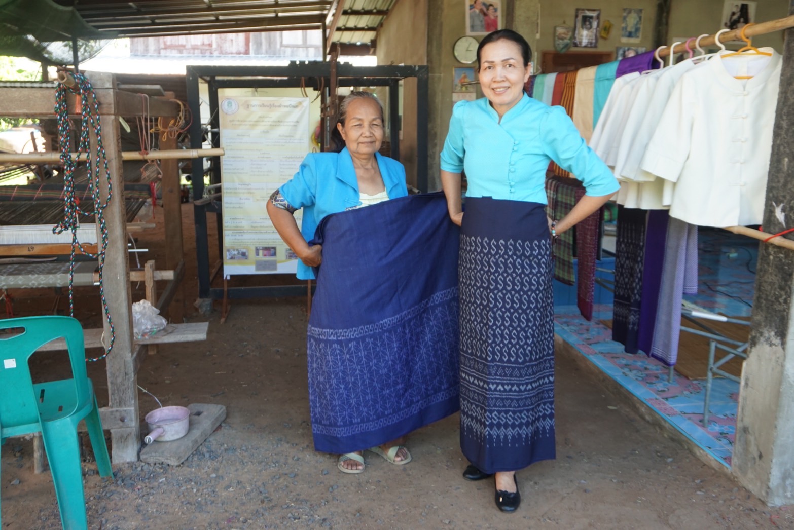 พช.ยโสธร ลงพื้นที่ติดตามการทอผ้าลายพระราชทาน “ลายดอกรักราชกัญญา” เพื่อเตรียมผ้าทอ ในการส่งเข้าประกวด โครงการประกวดผ้าลายพระราชทาน “ผ้าลายดอกรักราชกัญญา”