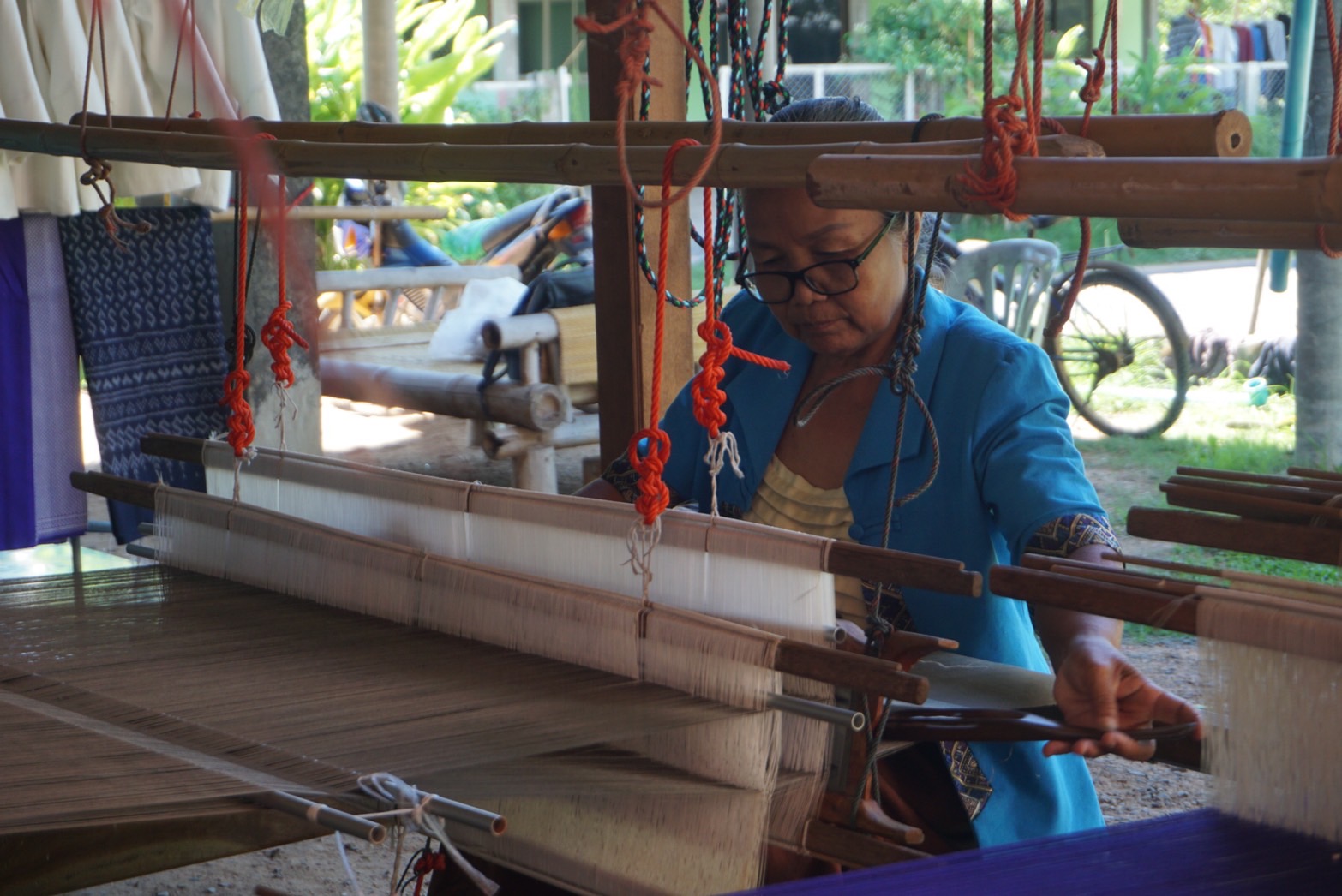 พช.ยโสธร ลงพื้นที่ติดตามการทอผ้าลายพระราชทาน “ลายดอกรักราชกัญญา” เพื่อเตรียมผ้าทอ ในการส่งเข้าประกวด โครงการประกวดผ้าลายพระราชทาน “ผ้าลายดอกรักราชกัญญา”