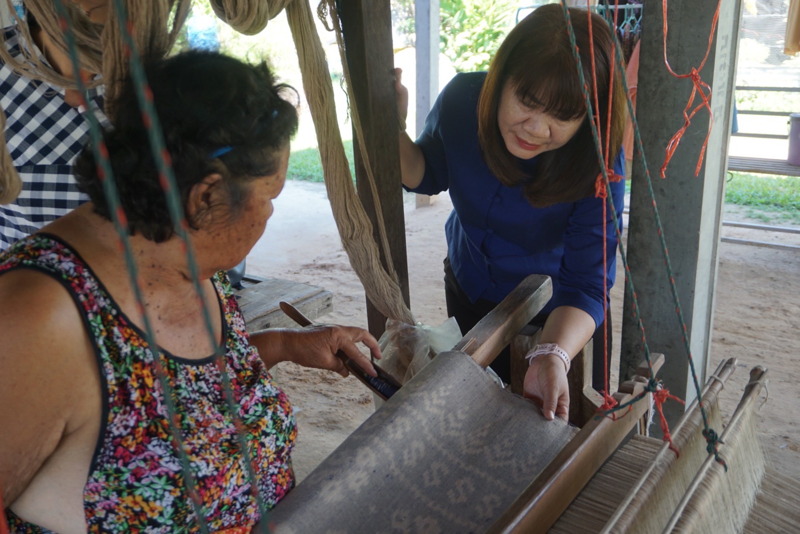 พช.ยโสธร ลงพื้นที่ติดตามการทอผ้าลายพระราชทาน “ลายดอกรักราชกัญญา” เพื่อเตรียมผ้าทอ ในการส่งเข้าประกวด โครงการประกวดผ้าลายพระราชทาน “ผ้าลายดอกรักราชกัญญา”
