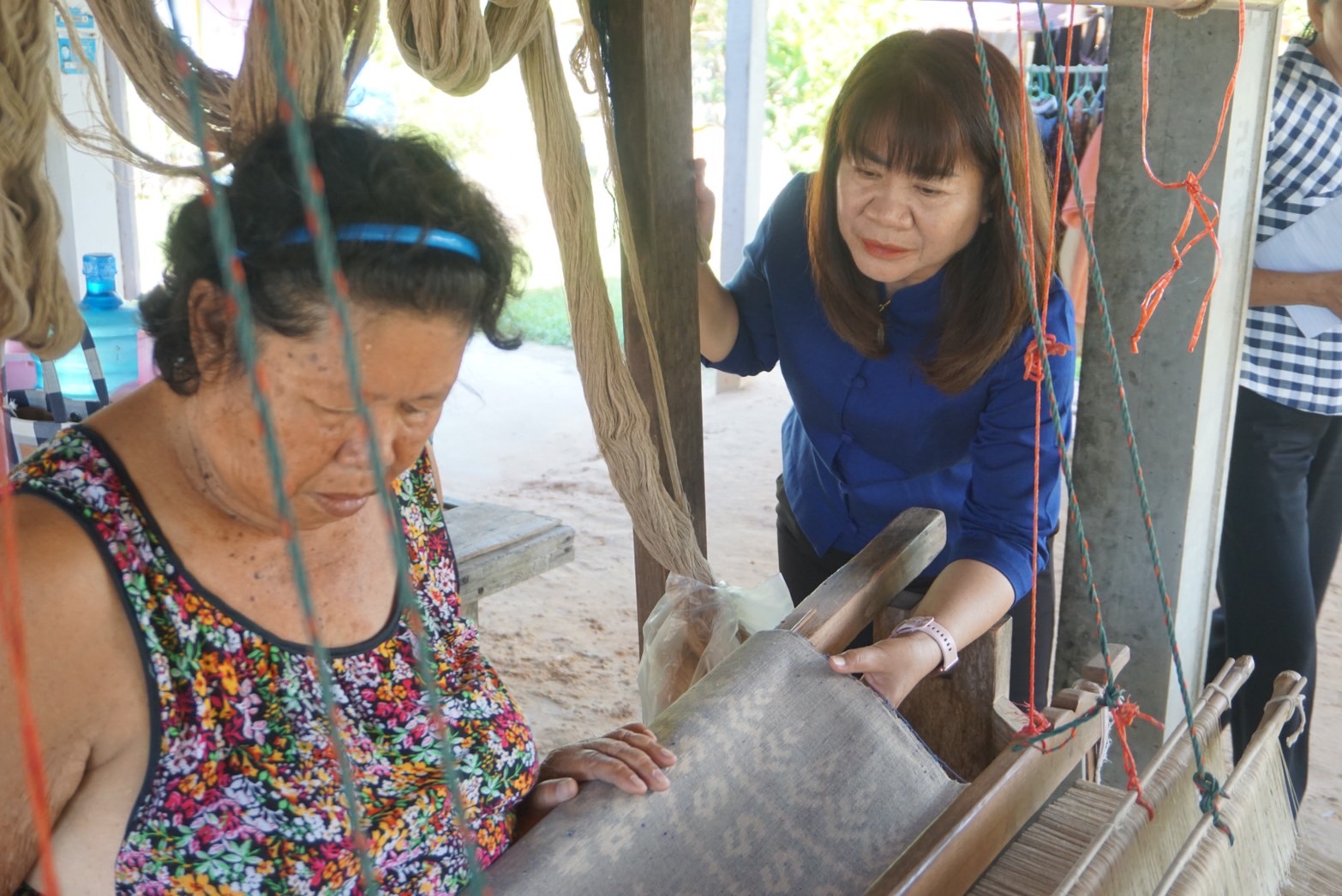 พช.ยโสธร ลงพื้นที่ติดตามการทอผ้าลายพระราชทาน “ลายดอกรักราชกัญญา” เพื่อเตรียมผ้าทอ ในการส่งเข้าประกวด โครงการประกวดผ้าลายพระราชทาน “ผ้าลายดอกรักราชกัญญา”