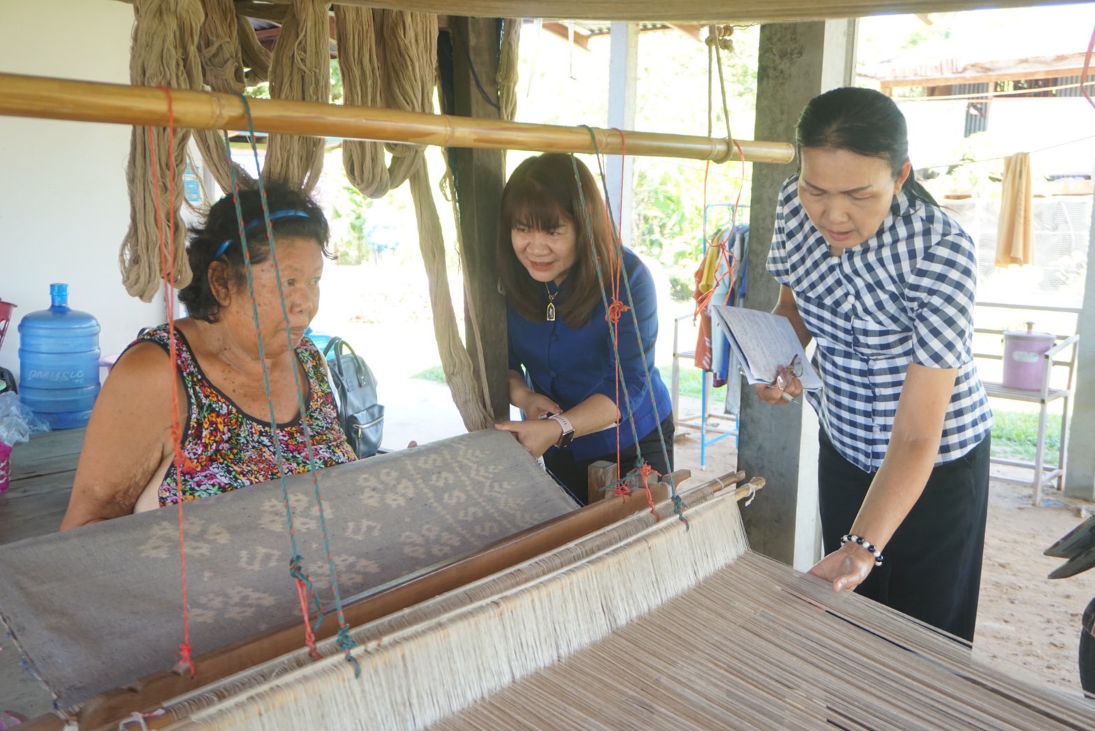พช.ยโสธร ลงพื้นที่ติดตามการทอผ้าลายพระราชทาน “ลายดอกรักราชกัญญา” เพื่อเตรียมผ้าทอ ในการส่งเข้าประกวด โครงการประกวดผ้าลายพระราชทาน “ผ้าลายดอกรักราชกัญญา”