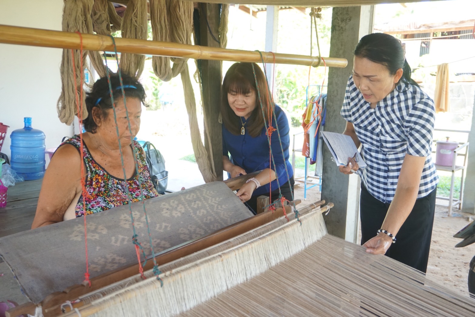 พช.ยโสธร ลงพื้นที่ติดตามการทอผ้าลายพระราชทาน “ลายดอกรักราชกัญญา” เพื่อเตรียมผ้าทอ ในการส่งเข้าประกวด โครงการประกวดผ้าลายพระราชทาน “ผ้าลายดอกรักราชกัญญา”