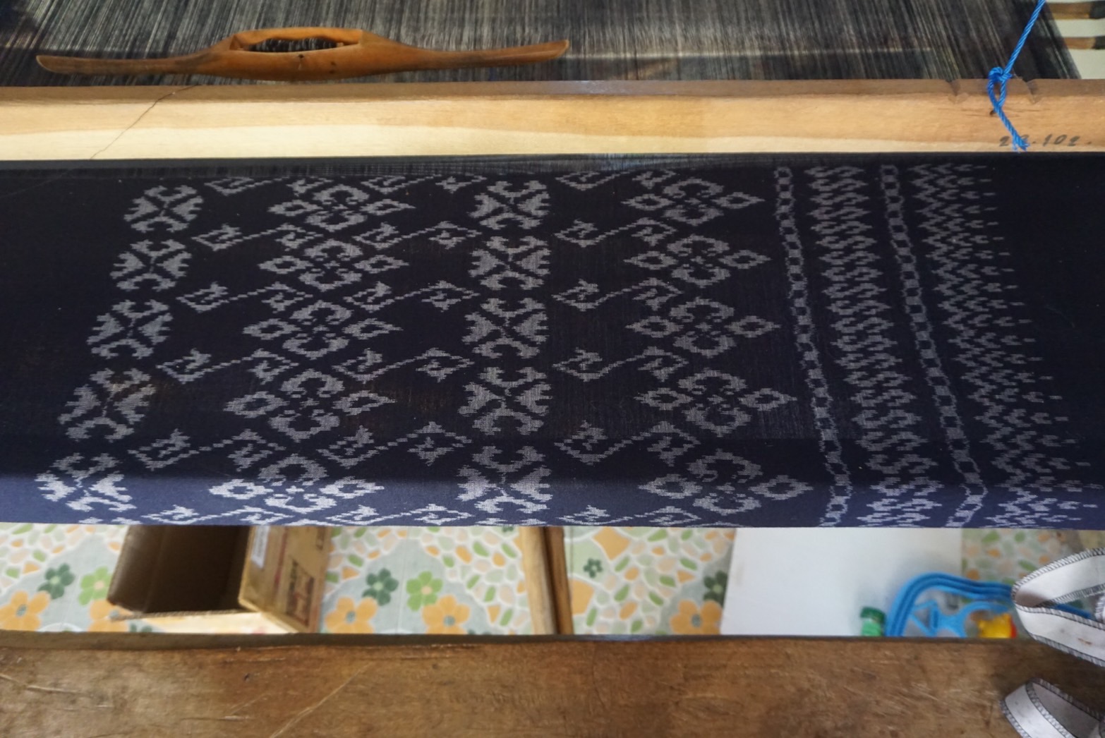 พช.ยโสธร ลงพื้นที่ติดตามการทอผ้าลายพระราชทาน “ลายดอกรักราชกัญญา” เพื่อเตรียมผ้าทอ ในการส่งเข้าประกวด โครงการประกวดผ้าลายพระราชทาน “ผ้าลายดอกรักราชกัญญา”