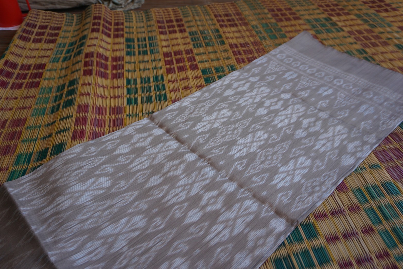 พช.ยโสธร ลงพื้นที่ติดตามการทอผ้าลายพระราชทาน “ลายดอกรักราชกัญญา” เพื่อเตรียมผ้าทอ ในการส่งเข้าประกวด โครงการประกวดผ้าลายพระราชทาน “ผ้าลายดอกรักราชกัญญา”