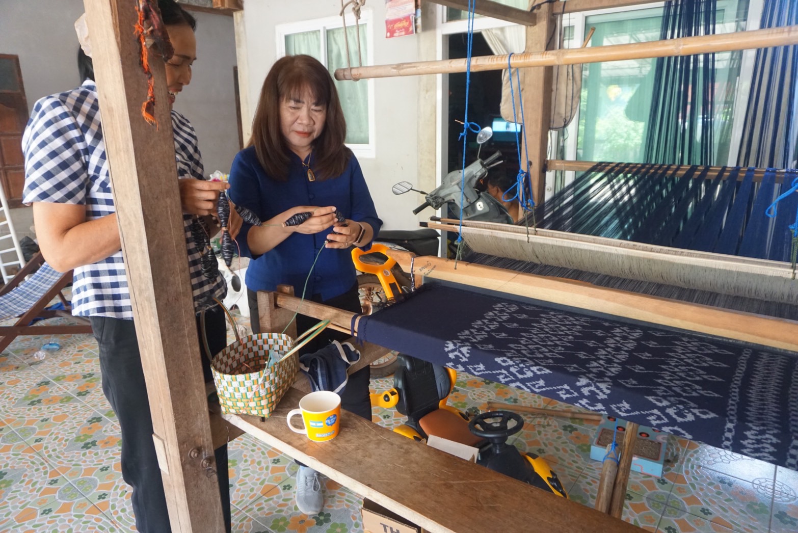 พช.ยโสธร ลงพื้นที่ติดตามการทอผ้าลายพระราชทาน “ลายดอกรักราชกัญญา” เพื่อเตรียมผ้าทอ ในการส่งเข้าประกวด โครงการประกวดผ้าลายพระราชทาน “ผ้าลายดอกรักราชกัญญา”