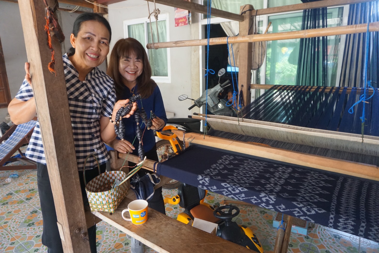 พช.ยโสธร ลงพื้นที่ติดตามการทอผ้าลายพระราชทาน “ลายดอกรักราชกัญญา” เพื่อเตรียมผ้าทอ ในการส่งเข้าประกวด โครงการประกวดผ้าลายพระราชทาน “ผ้าลายดอกรักราชกัญญา”