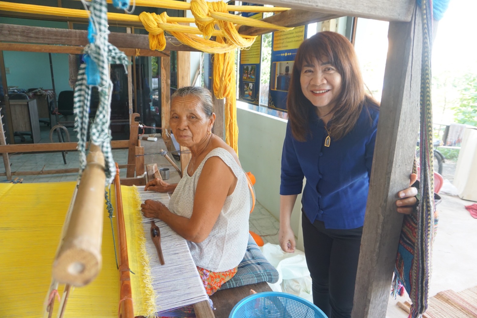 พช.ยโสธร ลงพื้นที่ติดตามการทอผ้าลายพระราชทาน “ลายดอกรักราชกัญญา” เพื่อเตรียมผ้าทอ ในการส่งเข้าประกวด โครงการประกวดผ้าลายพระราชทาน “ผ้าลายดอกรักราชกัญญา”