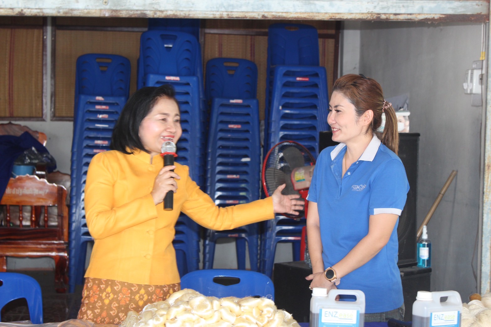 พช.ยโสธร ร่วมติดตามสนับสนุนกิจกรรมอบรมถ่ายทอดเทคโนโลยี ภายใต้โปรแกรมการยกระดับคุณภาพชีวิตด้วยวิทยาศาสตร์ เทคโนโลยีและนวัตกรรมยกระดับผลิตภัณฑ์สิ่งทอ ณ ศาลาบ้านสันติสุข หมู่ 7 ตำบลค้อวัง อำเภอค้อวัง จังหวัดยโสธร