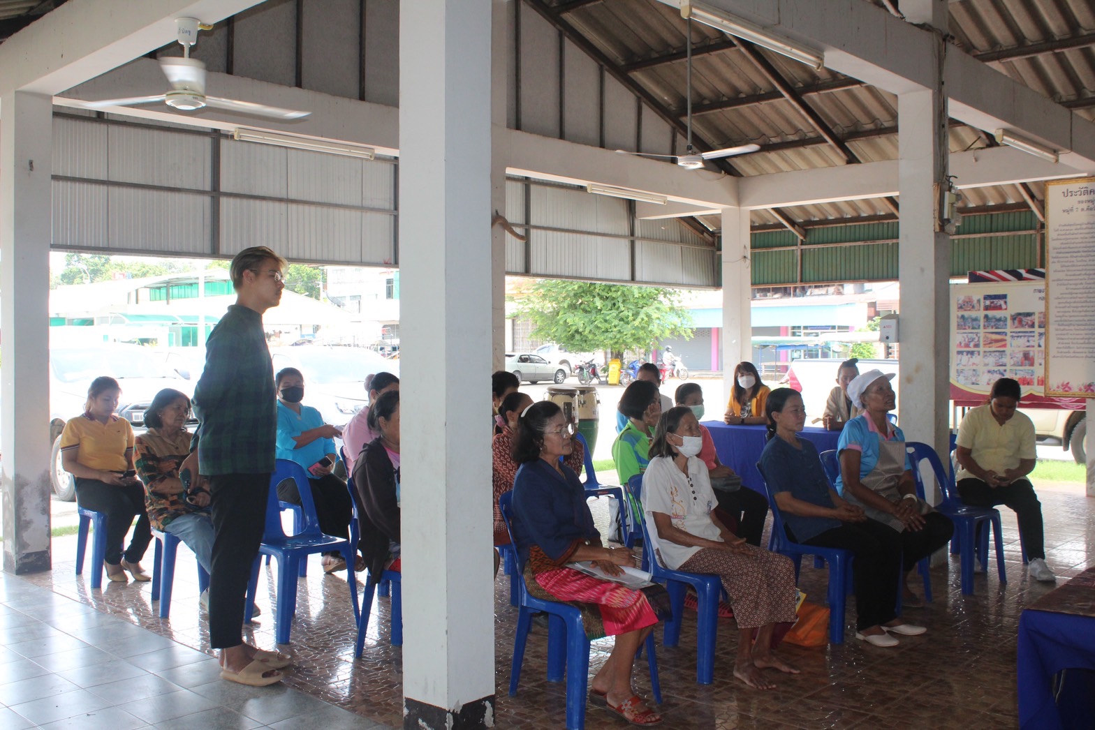 พช.ยโสธร ร่วมติดตามสนับสนุนกิจกรรมอบรมถ่ายทอดเทคโนโลยี ภายใต้โปรแกรมการยกระดับคุณภาพชีวิตด้วยวิทยาศาสตร์ เทคโนโลยีและนวัตกรรมยกระดับผลิตภัณฑ์สิ่งทอ ณ ศาลาบ้านสันติสุข หมู่ 7 ตำบลค้อวัง อำเภอค้อวัง จังหวัดยโสธร