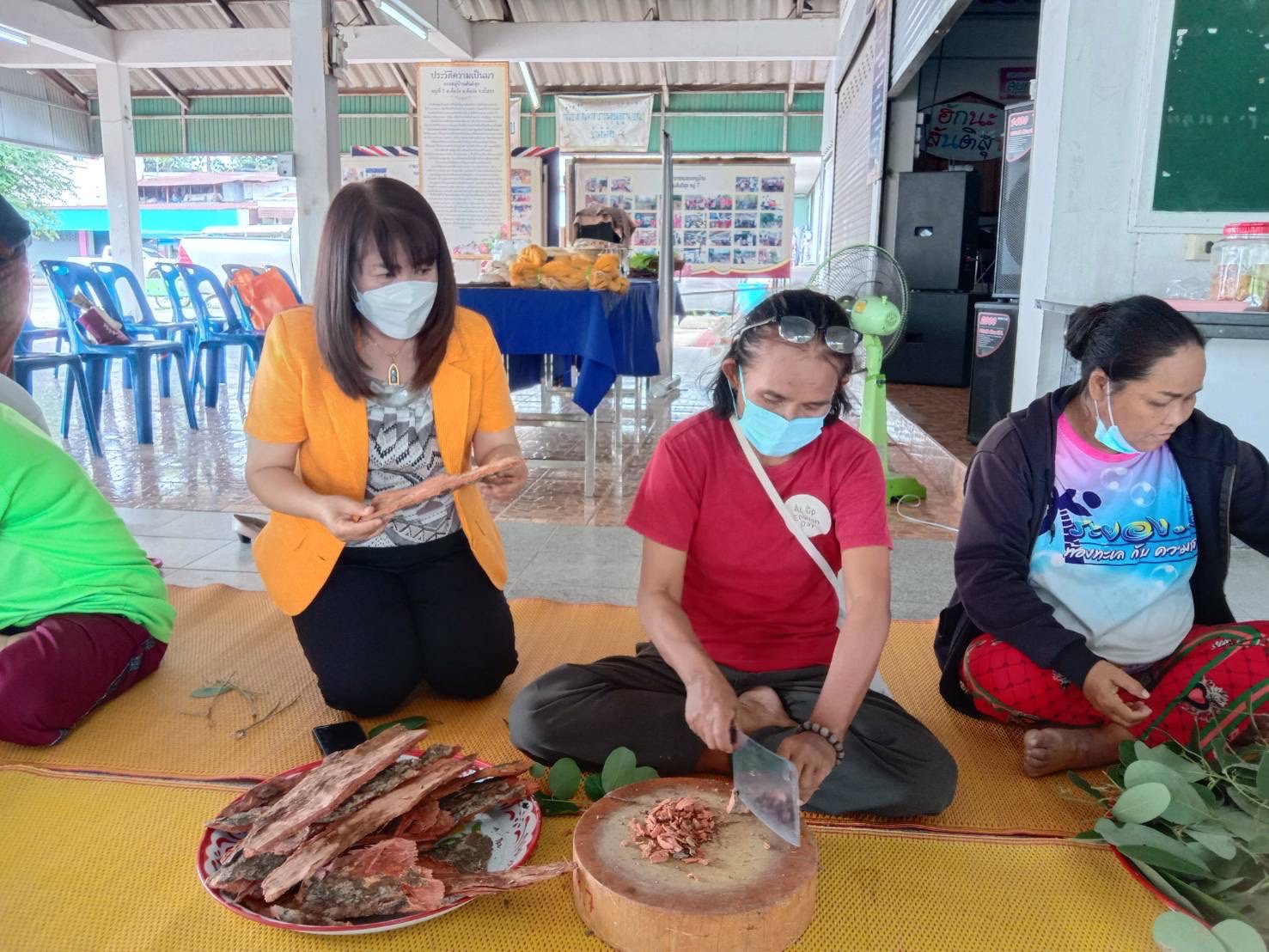 พช.ยโสธร ร่วมติดตามสนับสนุนกิจกรรมอบรมถ่ายทอดเทคโนโลยี ภายใต้โปรแกรมการยกระดับคุณภาพชีวิตด้วยวิทยาศาสตร์ เทคโนโลยีและนวัตกรรมยกระดับผลิตภัณฑ์สิ่งทอ ณ ศาลาบ้านสันติสุข หมู่ 7 ตำบลค้อวัง อำเภอค้อวัง จังหวัดยโสธร