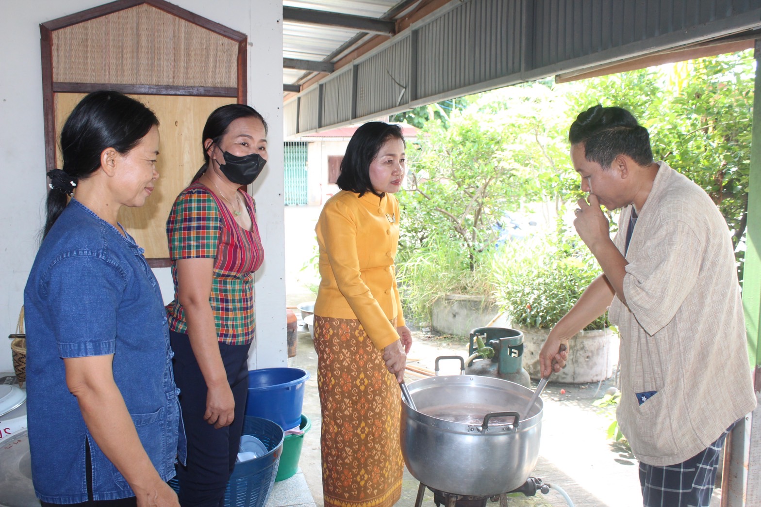พช.ยโสธร ร่วมติดตามสนับสนุนกิจกรรมอบรมถ่ายทอดเทคโนโลยี ภายใต้โปรแกรมการยกระดับคุณภาพชีวิตด้วยวิทยาศาสตร์ เทคโนโลยีและนวัตกรรมยกระดับผลิตภัณฑ์สิ่งทอ ณ ศาลาบ้านสันติสุข หมู่ 7 ตำบลค้อวัง อำเภอค้อวัง จังหวัดยโสธร
