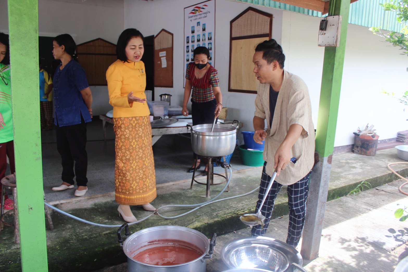 พช.ยโสธร ร่วมติดตามสนับสนุนกิจกรรมอบรมถ่ายทอดเทคโนโลยี ภายใต้โปรแกรมการยกระดับคุณภาพชีวิตด้วยวิทยาศาสตร์ เทคโนโลยีและนวัตกรรมยกระดับผลิตภัณฑ์สิ่งทอ ณ ศาลาบ้านสันติสุข หมู่ 7 ตำบลค้อวัง อำเภอค้อวัง จังหวัดยโสธร