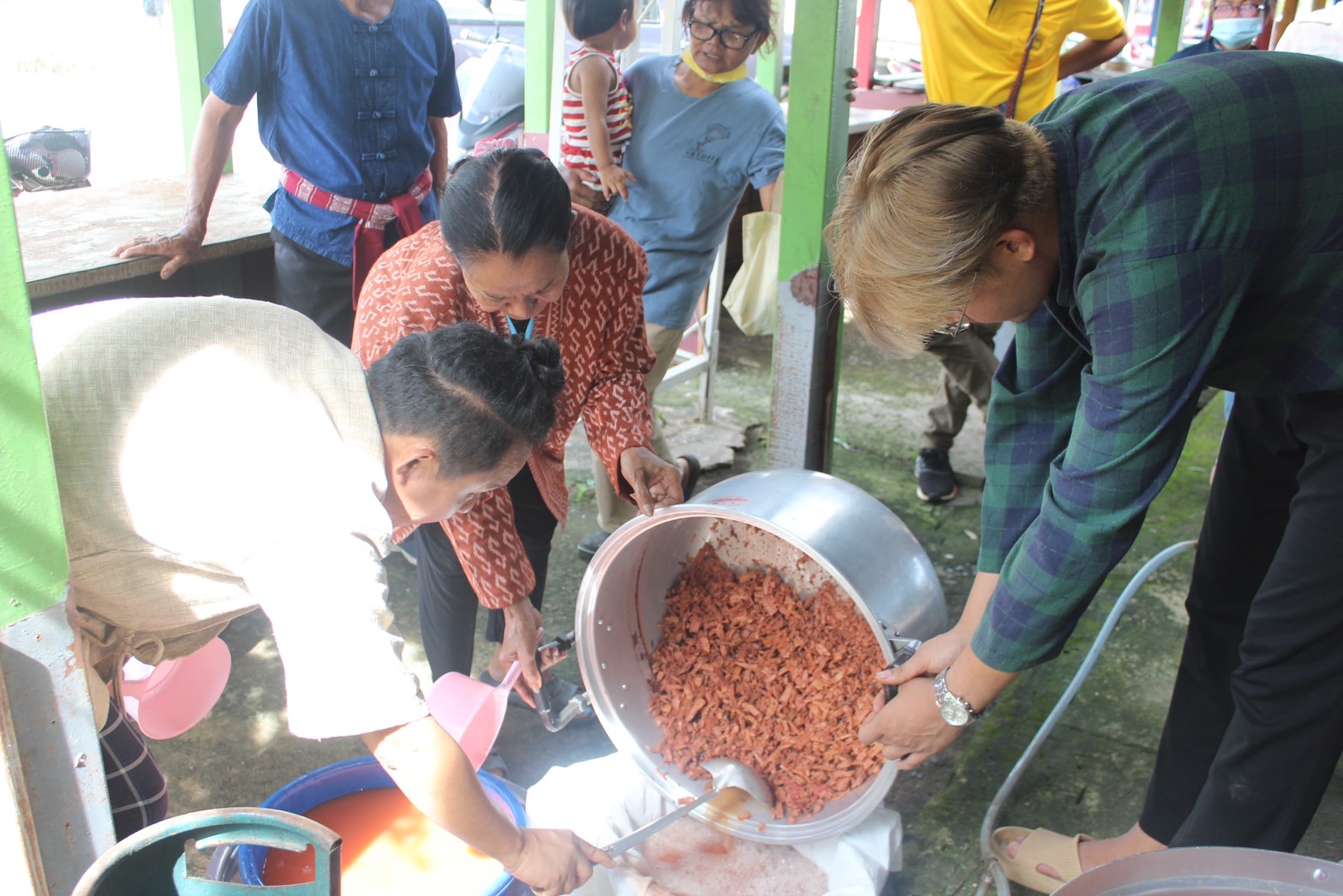 พช.ยโสธร ร่วมติดตามสนับสนุนกิจกรรมอบรมถ่ายทอดเทคโนโลยี ภายใต้โปรแกรมการยกระดับคุณภาพชีวิตด้วยวิทยาศาสตร์ เทคโนโลยีและนวัตกรรมยกระดับผลิตภัณฑ์สิ่งทอ ณ ศาลาบ้านสันติสุข หมู่ 7 ตำบลค้อวัง อำเภอค้อวัง จังหวัดยโสธร