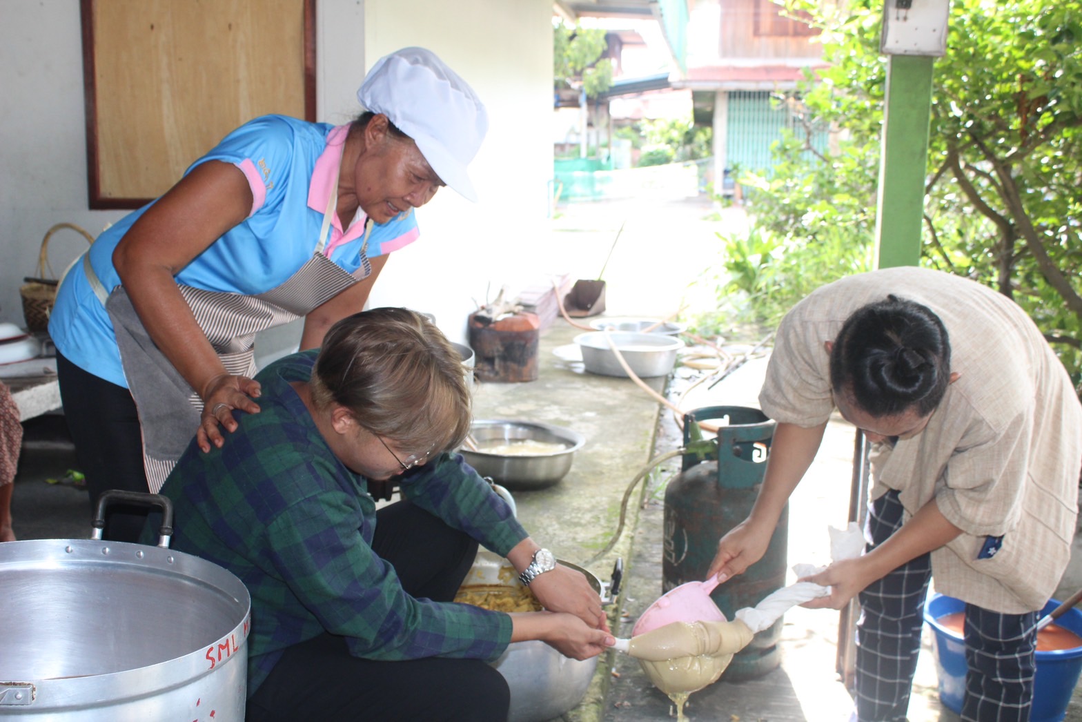 พช.ยโสธร ร่วมติดตามสนับสนุนกิจกรรมอบรมถ่ายทอดเทคโนโลยี ภายใต้โปรแกรมการยกระดับคุณภาพชีวิตด้วยวิทยาศาสตร์ เทคโนโลยีและนวัตกรรมยกระดับผลิตภัณฑ์สิ่งทอ ณ ศาลาบ้านสันติสุข หมู่ 7 ตำบลค้อวัง อำเภอค้อวัง จังหวัดยโสธร