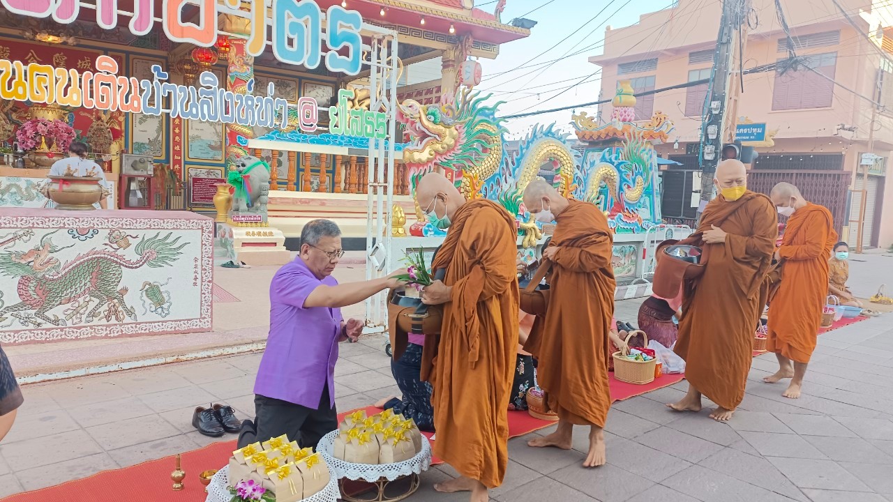 ☘พช.ยโสธรร่วมทำบุญตักบาตรย้อนยุค วิถีถิ่น วิถีไทย ถนนคนเดินยโสธร เมืองเก่าบ้านสิงห์ท่า และร่วมกันสวมใส่ผ้าไทยตามโครงการ “ผ้าไทยใส่ให้สนุก”