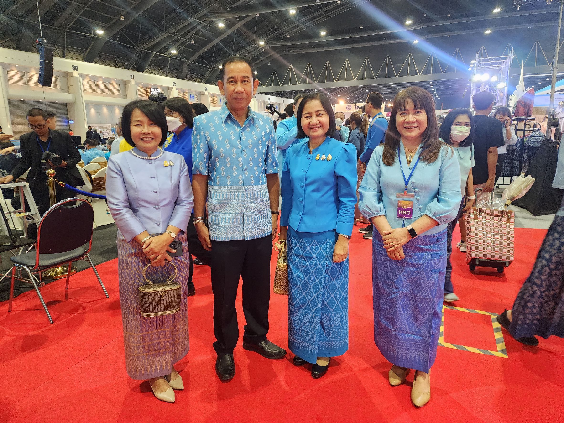 พช.ยโสธร ร่วมพิธีเปิดงานศิลปาชีพ ประทีปไทย OTOP หลอมดวงใจ ด้วยพระบารมี “ผ้าทอไทย สายใยแห่งพระเมตตา สร้างอาชีพปวงประชา อย่างยั่งยืน”