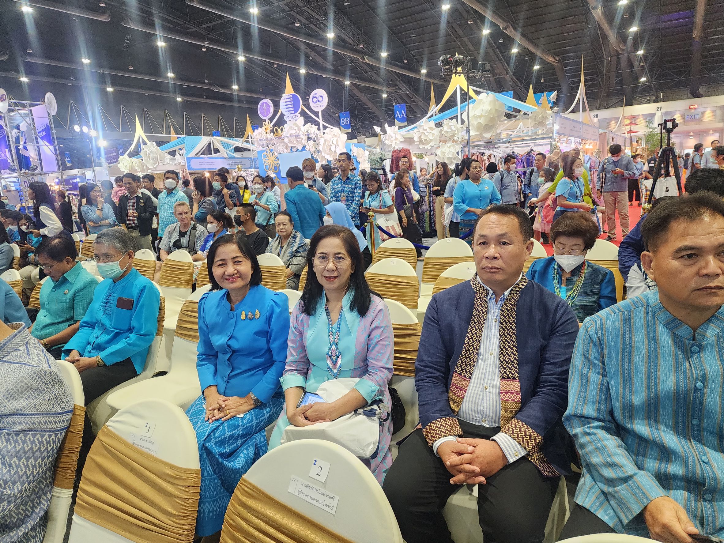 พช.ยโสธร ร่วมพิธีเปิดงานศิลปาชีพ ประทีปไทย OTOP หลอมดวงใจ ด้วยพระบารมี “ผ้าทอไทย สายใยแห่งพระเมตตา สร้างอาชีพปวงประชา อย่างยั่งยืน”