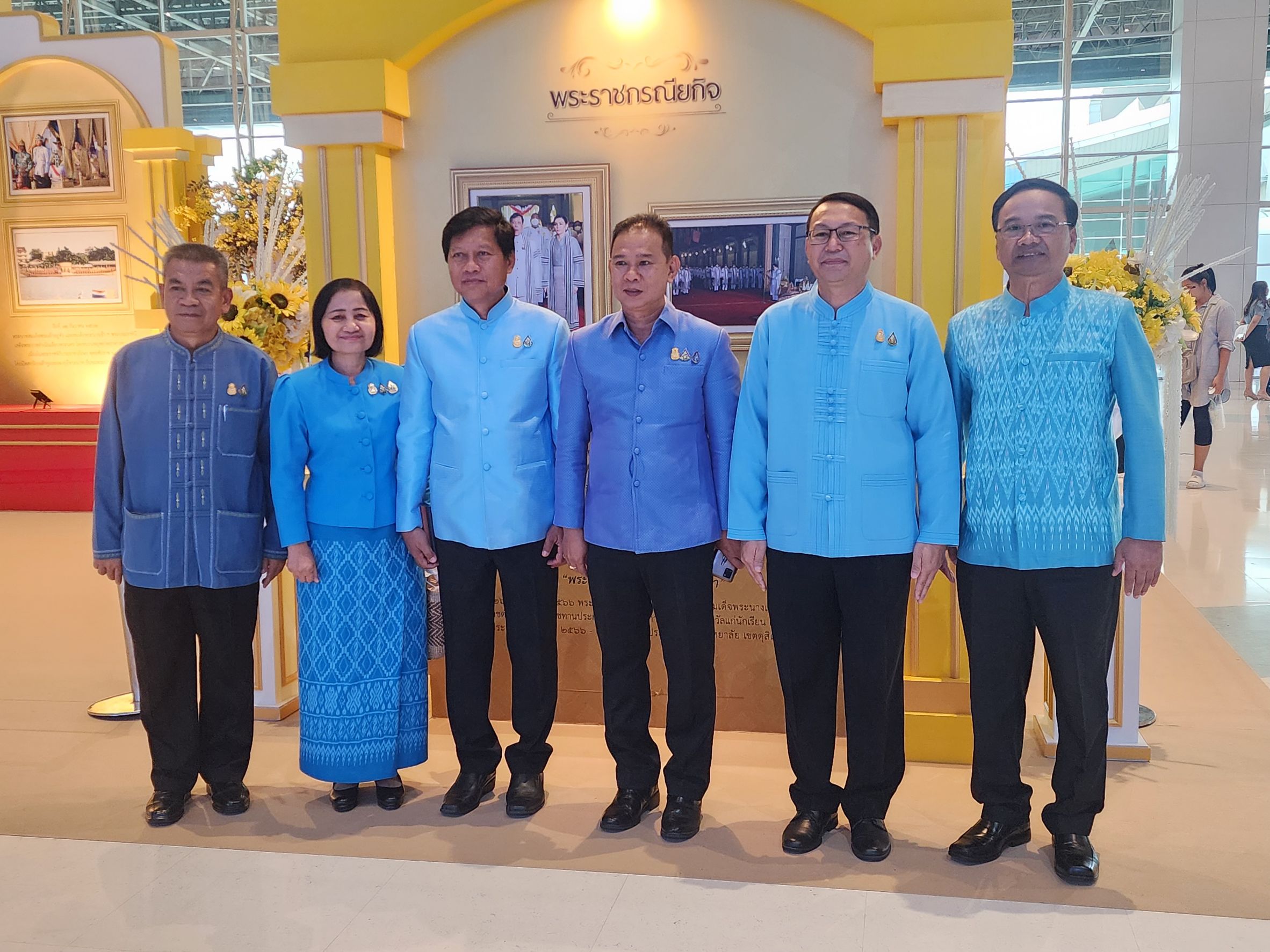 พช.ยโสธร ร่วมพิธีเปิดงานศิลปาชีพ ประทีปไทย OTOP หลอมดวงใจ ด้วยพระบารมี “ผ้าทอไทย สายใยแห่งพระเมตตา สร้างอาชีพปวงประชา อย่างยั่งยืน”